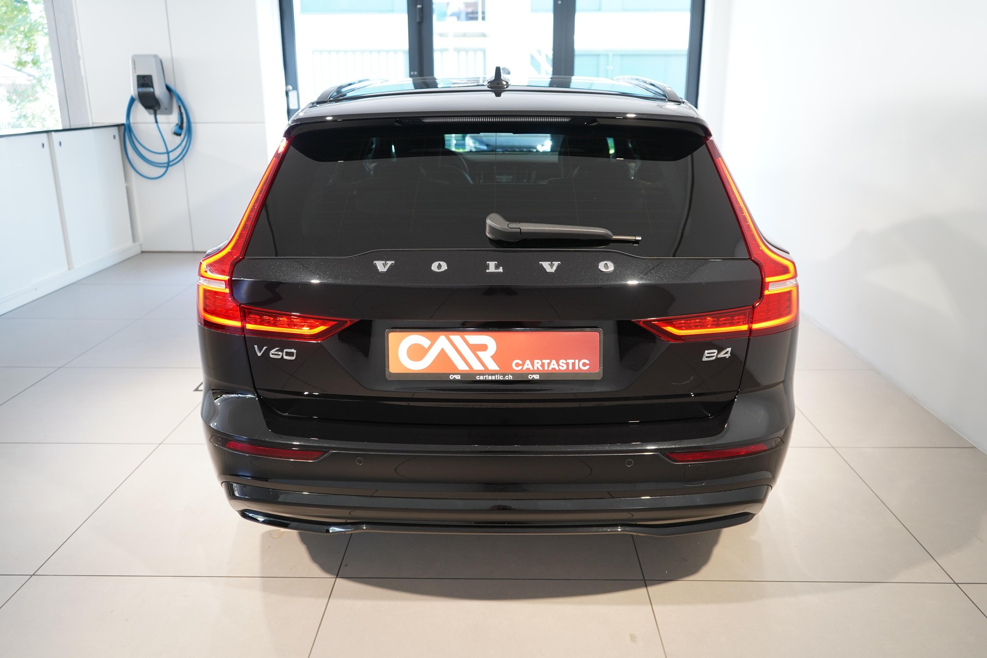 VOLVO V60 2.0 B4 Ultimate Dark-showroom-element-3