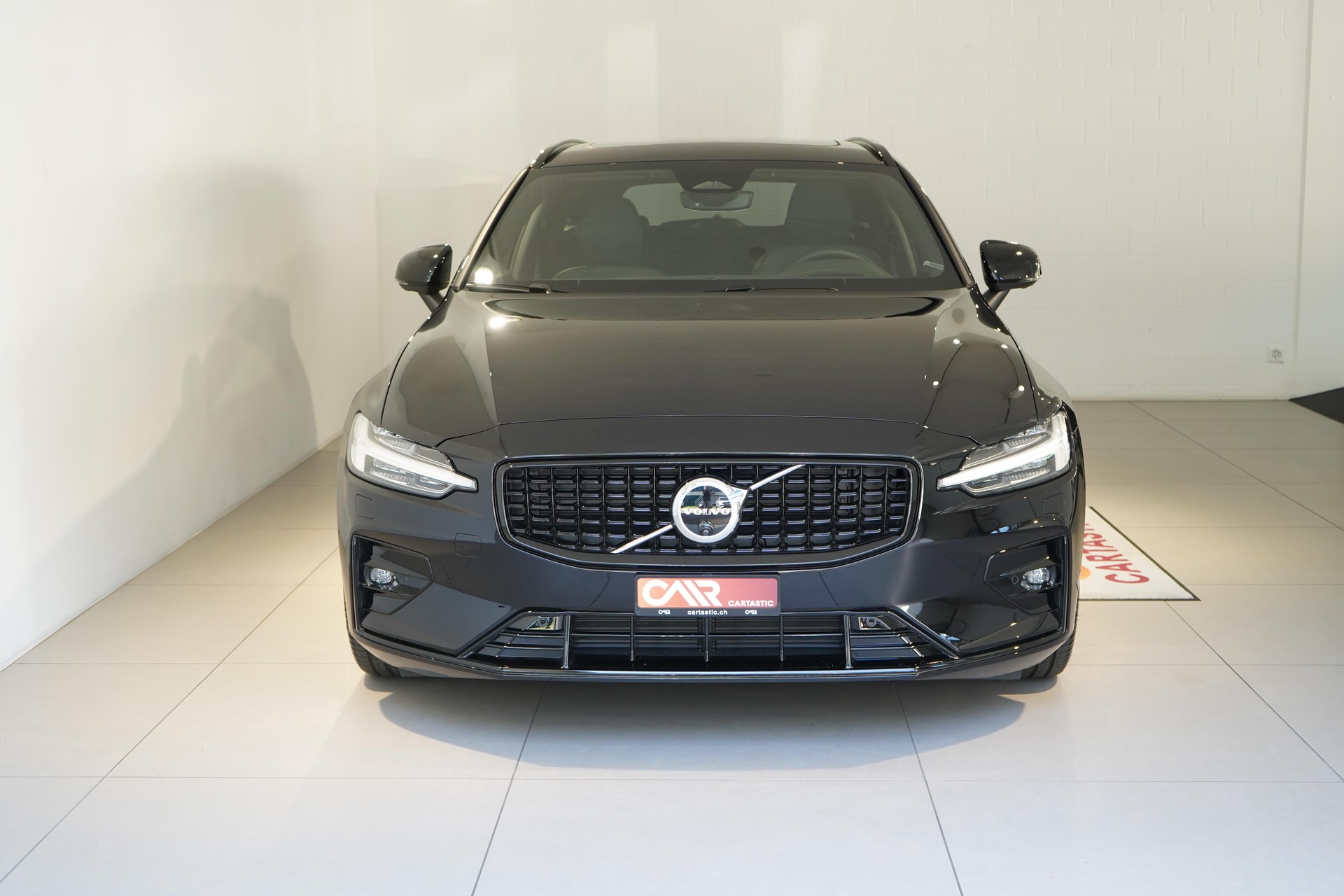 VOLVO V60 2.0 B4 Ultimate Dark-showroom-element-1