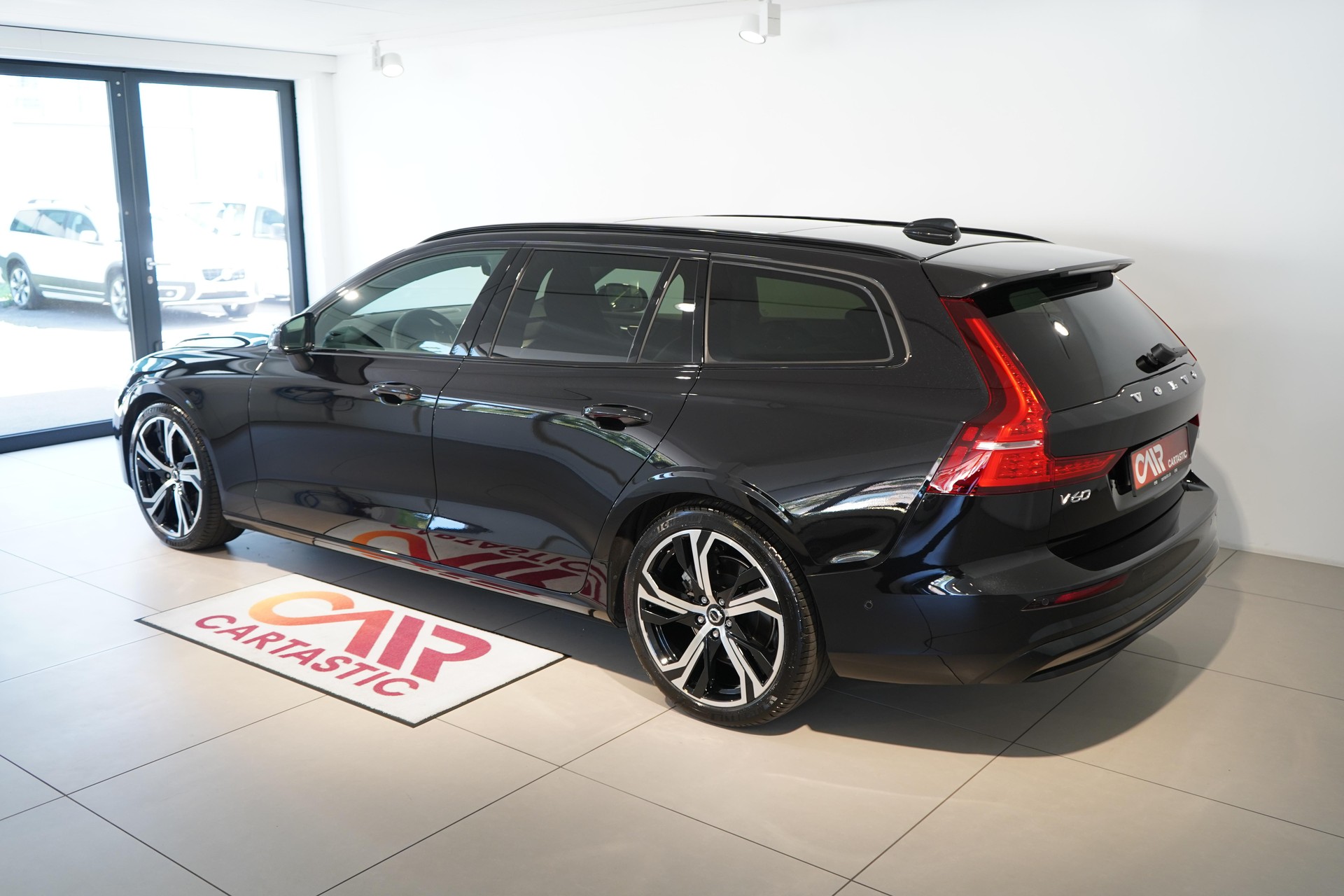 VOLVO V60 2.0 B4 Ultimate Dark-showroom-element-2