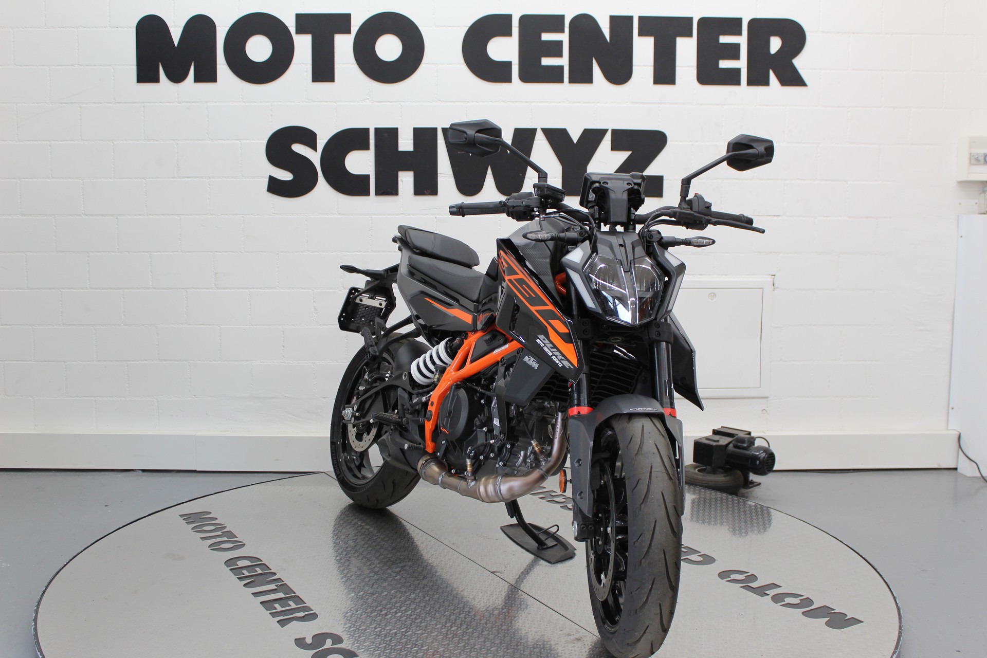 KTM 390 Duke-image-2