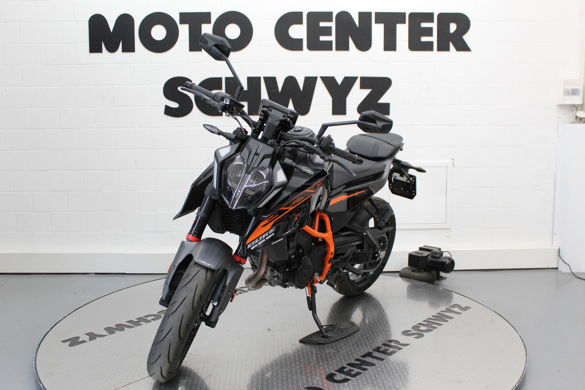 KTM 390 Duke-image-3