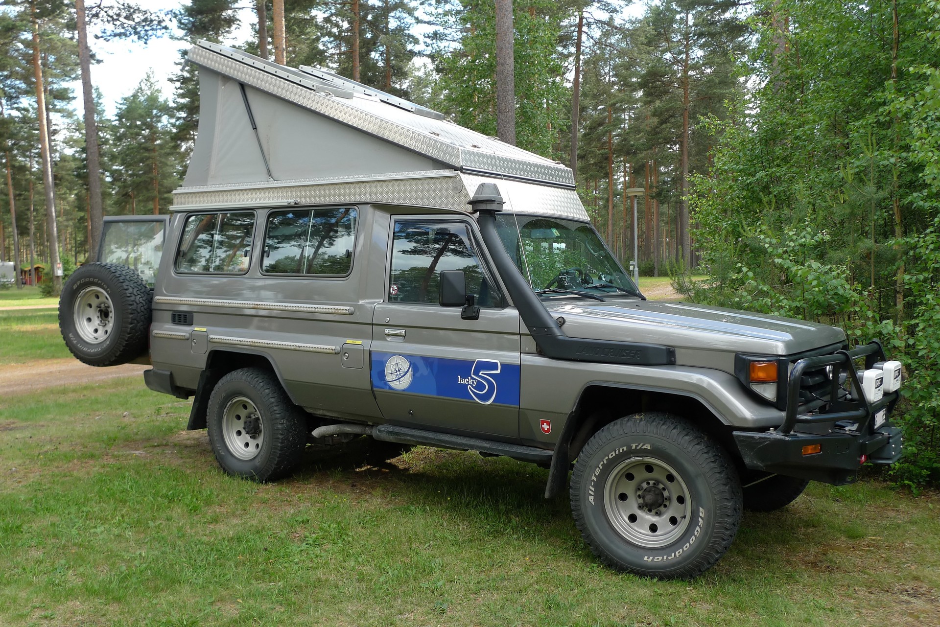 TOYOTA Land Cruiser HZJ78-image-12