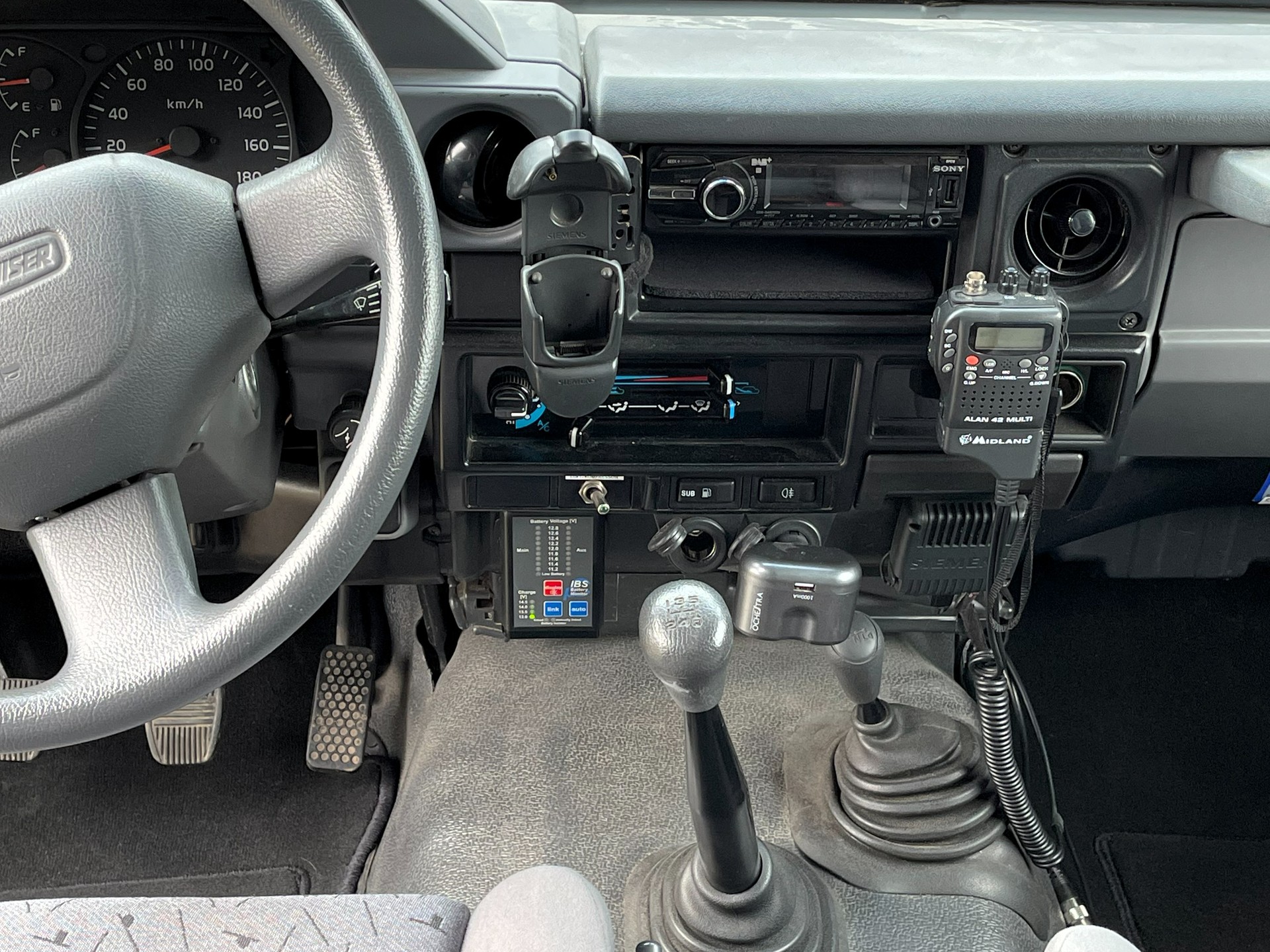 TOYOTA Land Cruiser HZJ78-image-18
