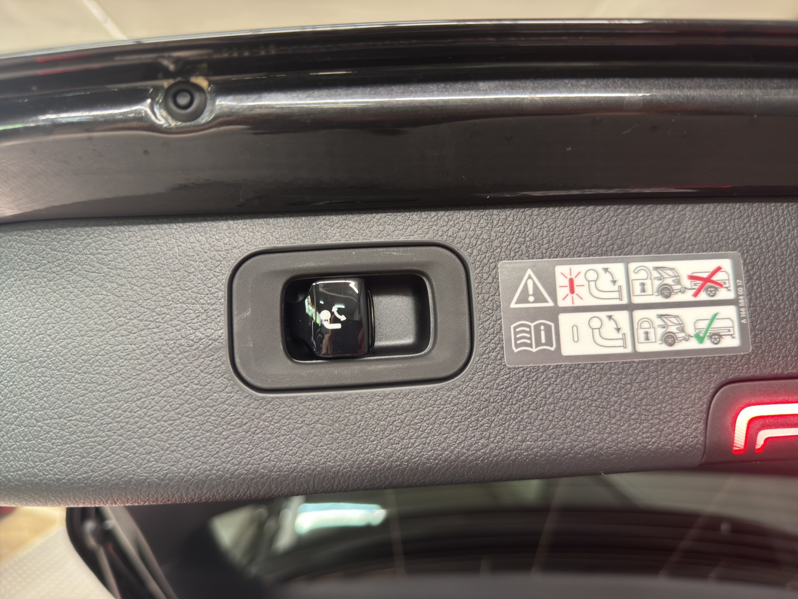 MERCEDES-BENZ C 300 AMG Line 4Matic T-Modell-image-12