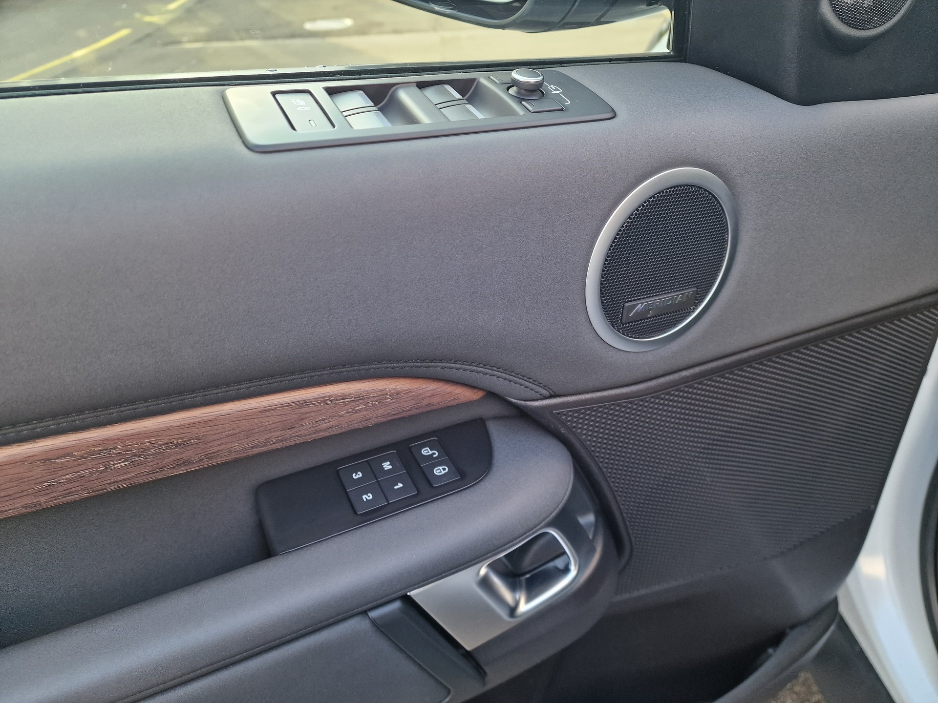 LAND ROVER LAND ROVER Discovery 3.0 SDV6 HSE Luxury-image-12