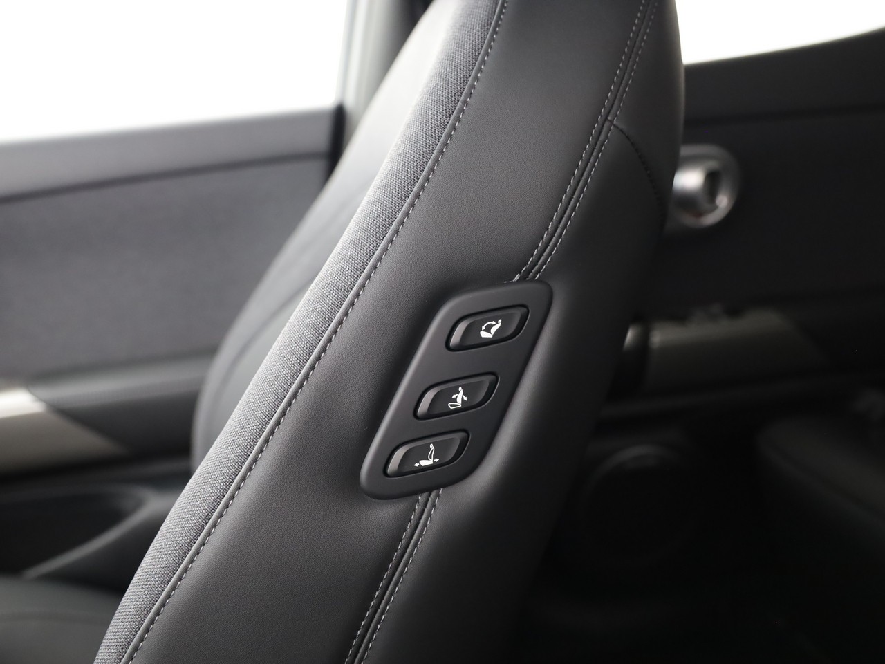 GENESIS GV60 77.4 kWh Sport AWD-image-5