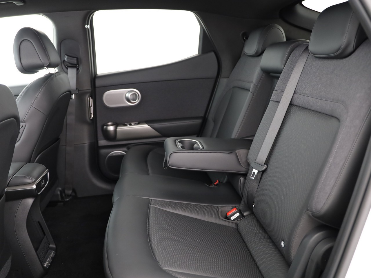 GENESIS GV60 77.4 kWh Sport AWD-image-4