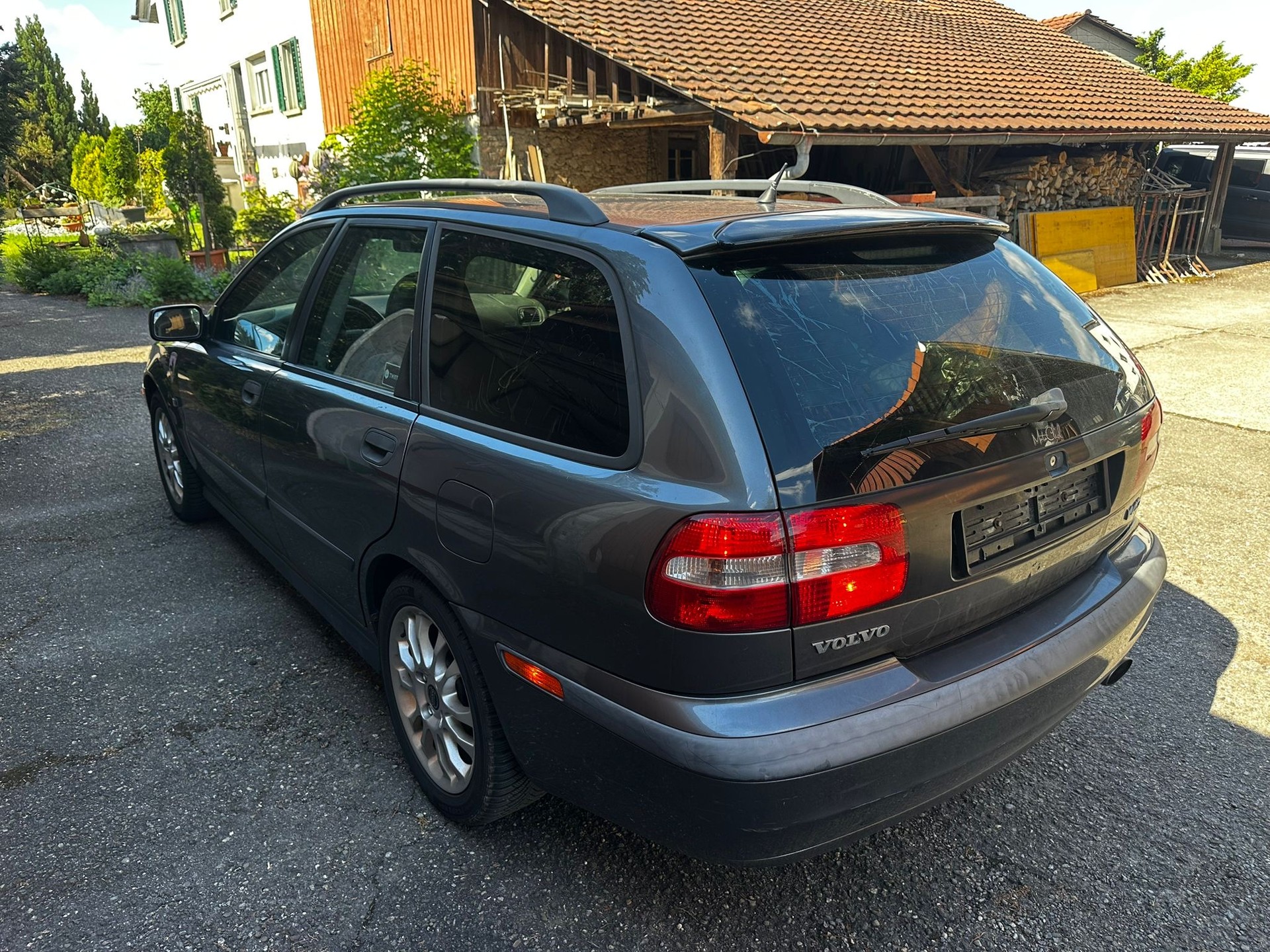 VOLVO V40 2.0T-image-2
