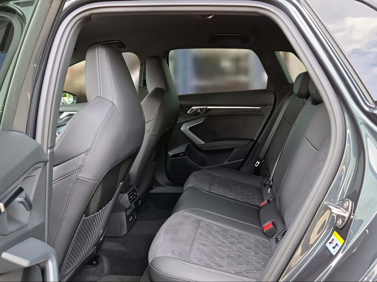 AUDI A3 allstreet TFSI 110 kW Attraction S tronic Manhattangrau Metallic-image-9