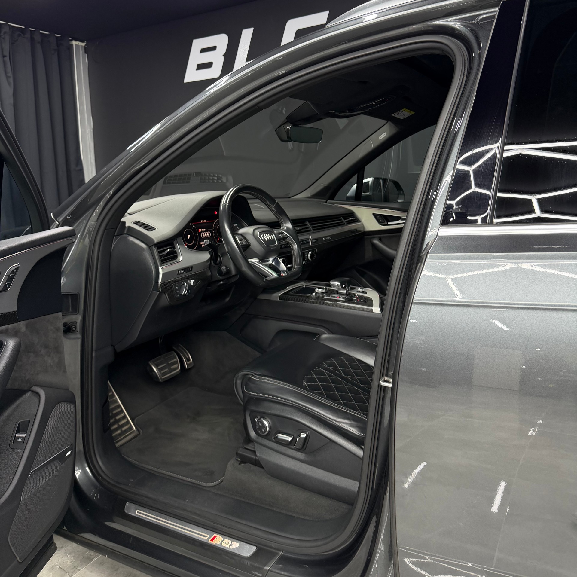AUDI SQ7 4.0 TDI quattro tiptronic-image-8