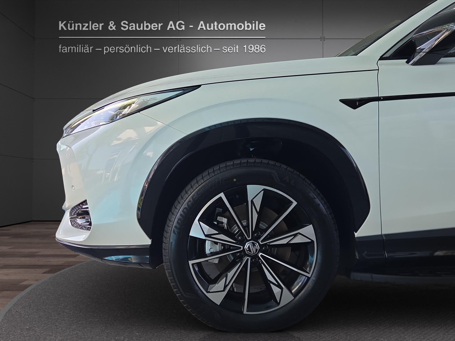 MG HS 1.5 T PHEV Luxury-showroom-element-2