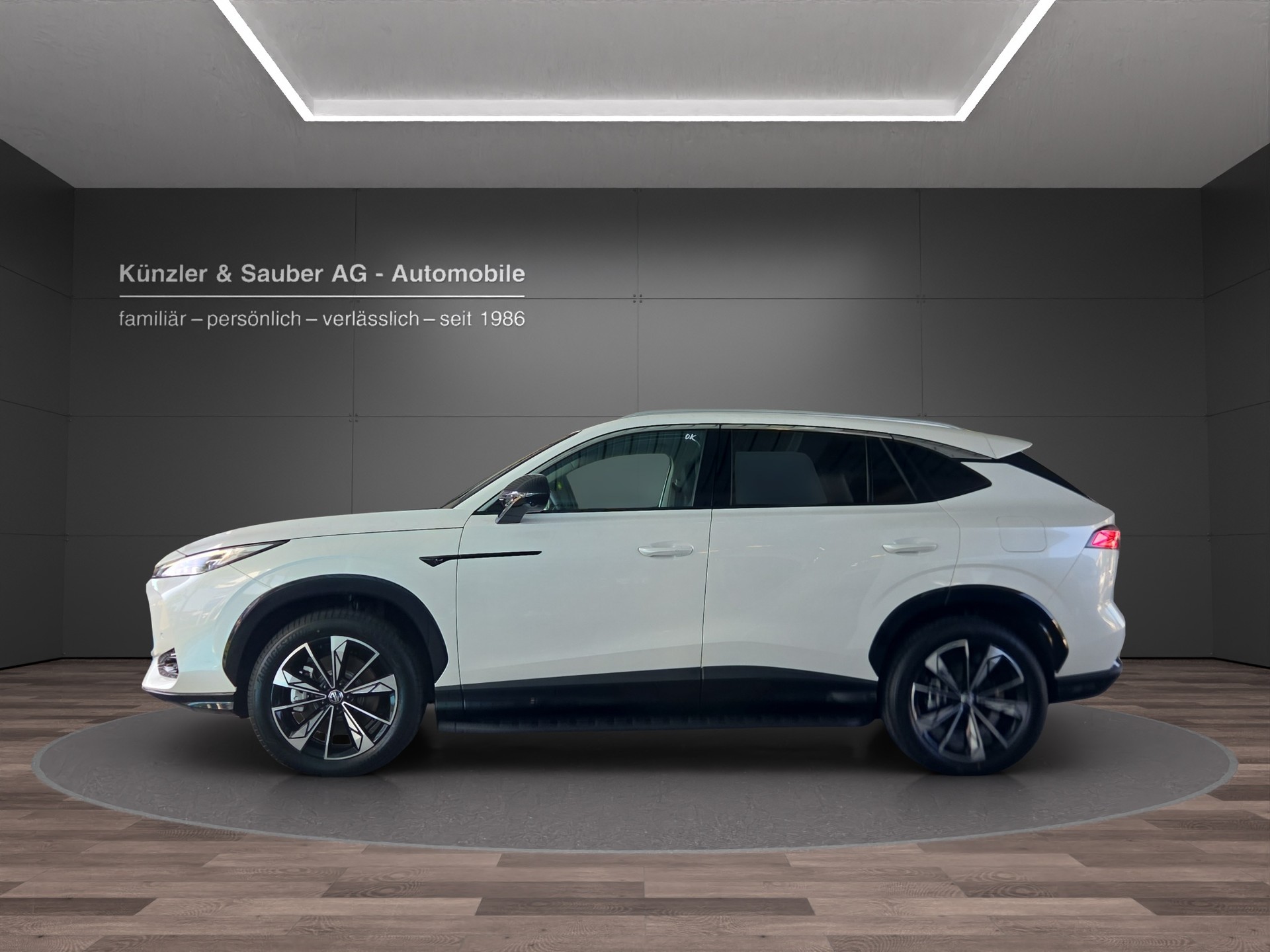 MG HS 1.5 T PHEV Luxury-showroom-element-1