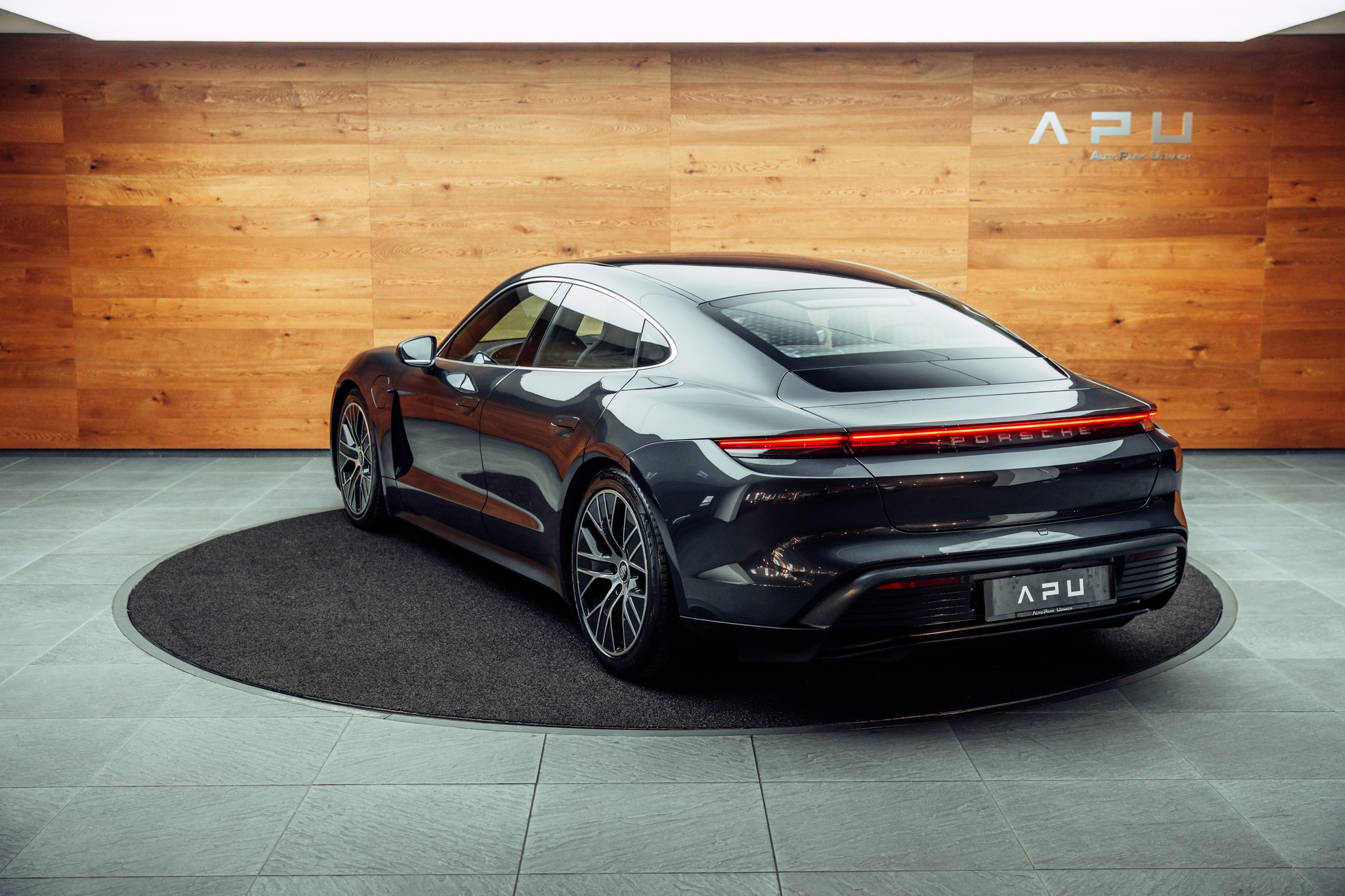 PORSCHE Taycan 4S-showroom-element-3