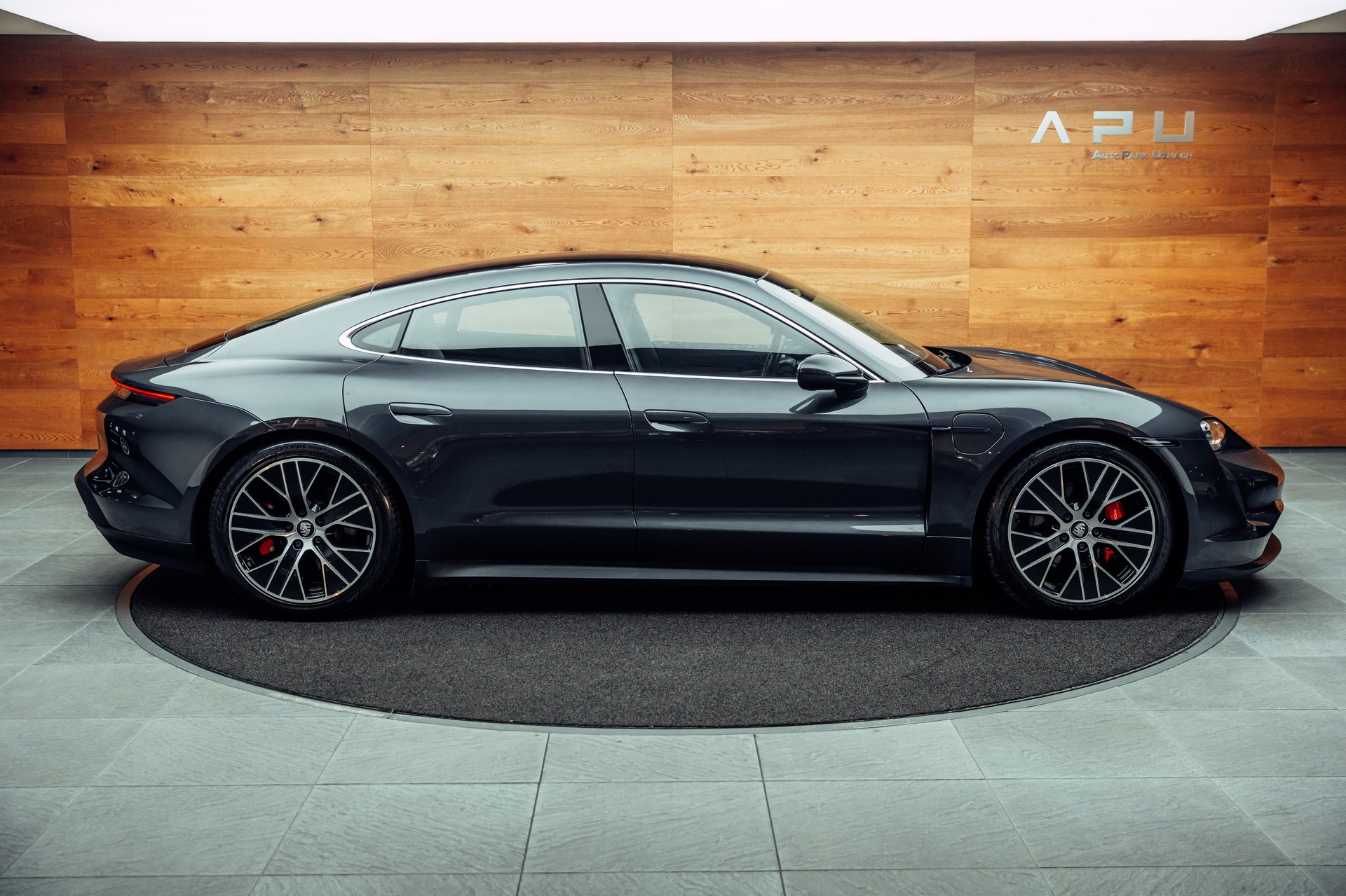 PORSCHE Taycan 4S-showroom-element-1