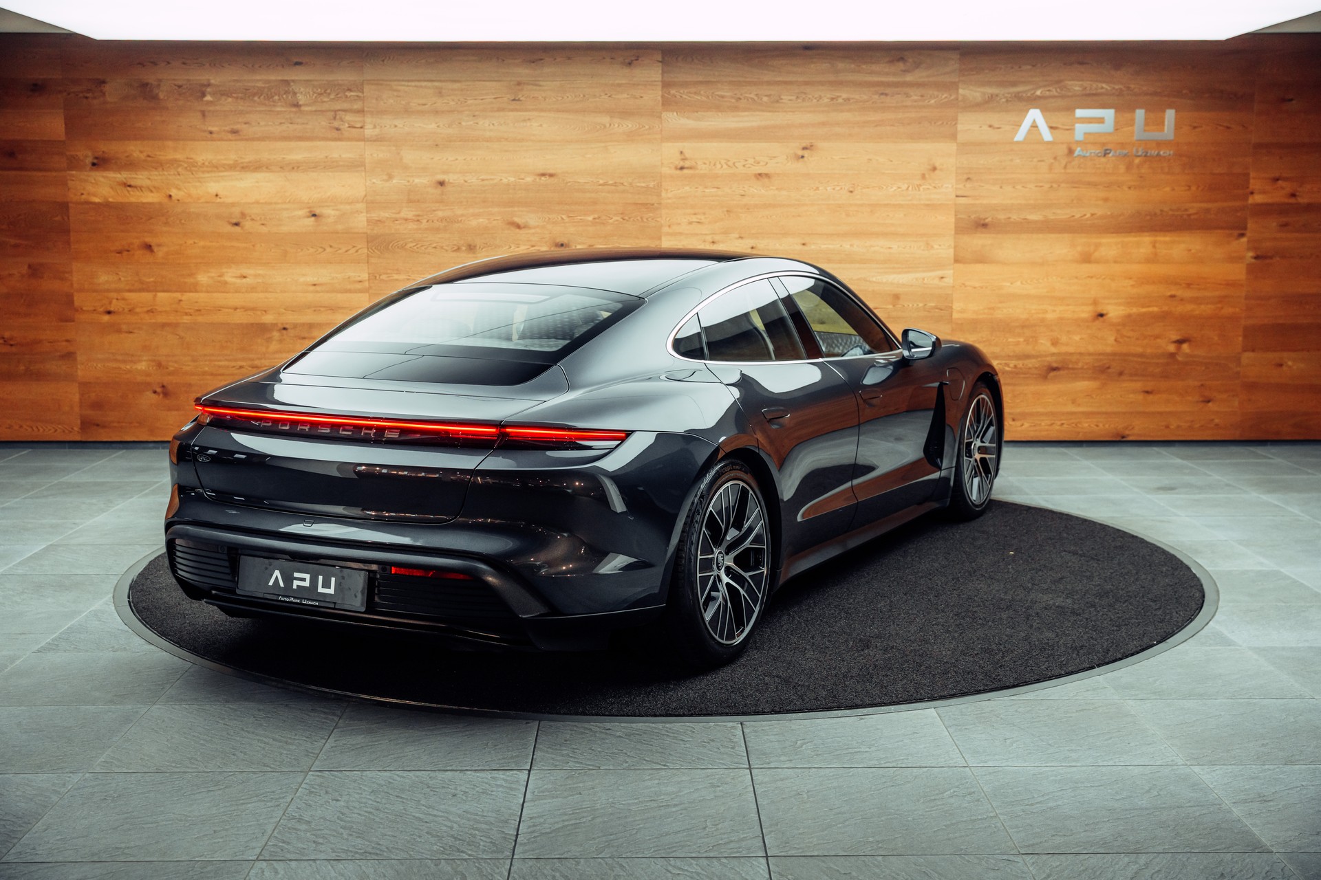 PORSCHE Taycan 4S-showroom-element-2