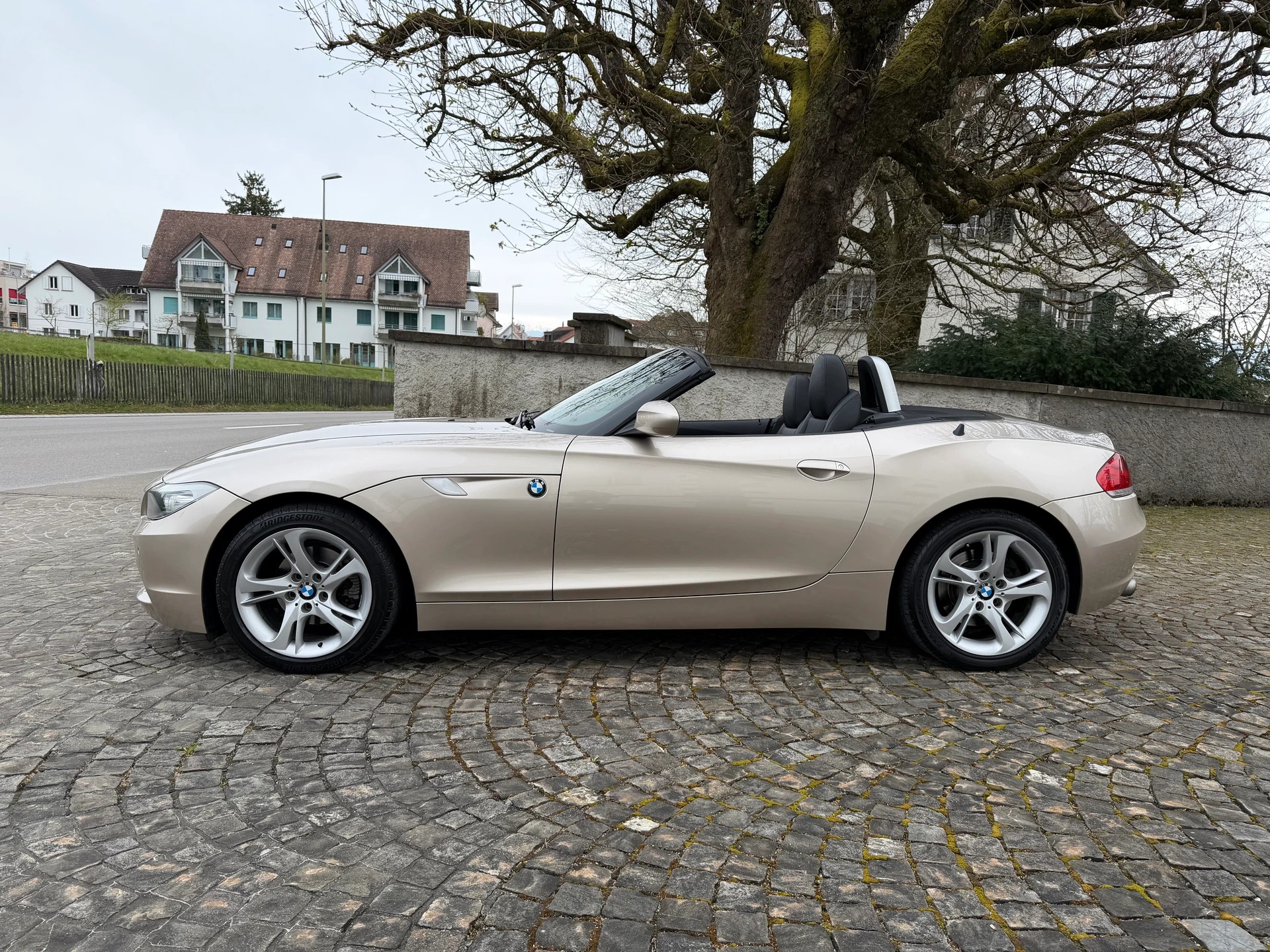 BMW Z4 sDrive23i / Frisch ab MFK / Fisch ab Service / Leder / Navi / Xenon / PDC / Bluetooth / Klima-image-9