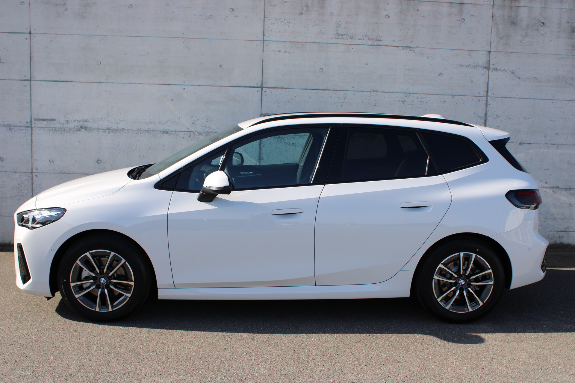 BMW 220i Act. Tour. M Sport-showroom-element-2
