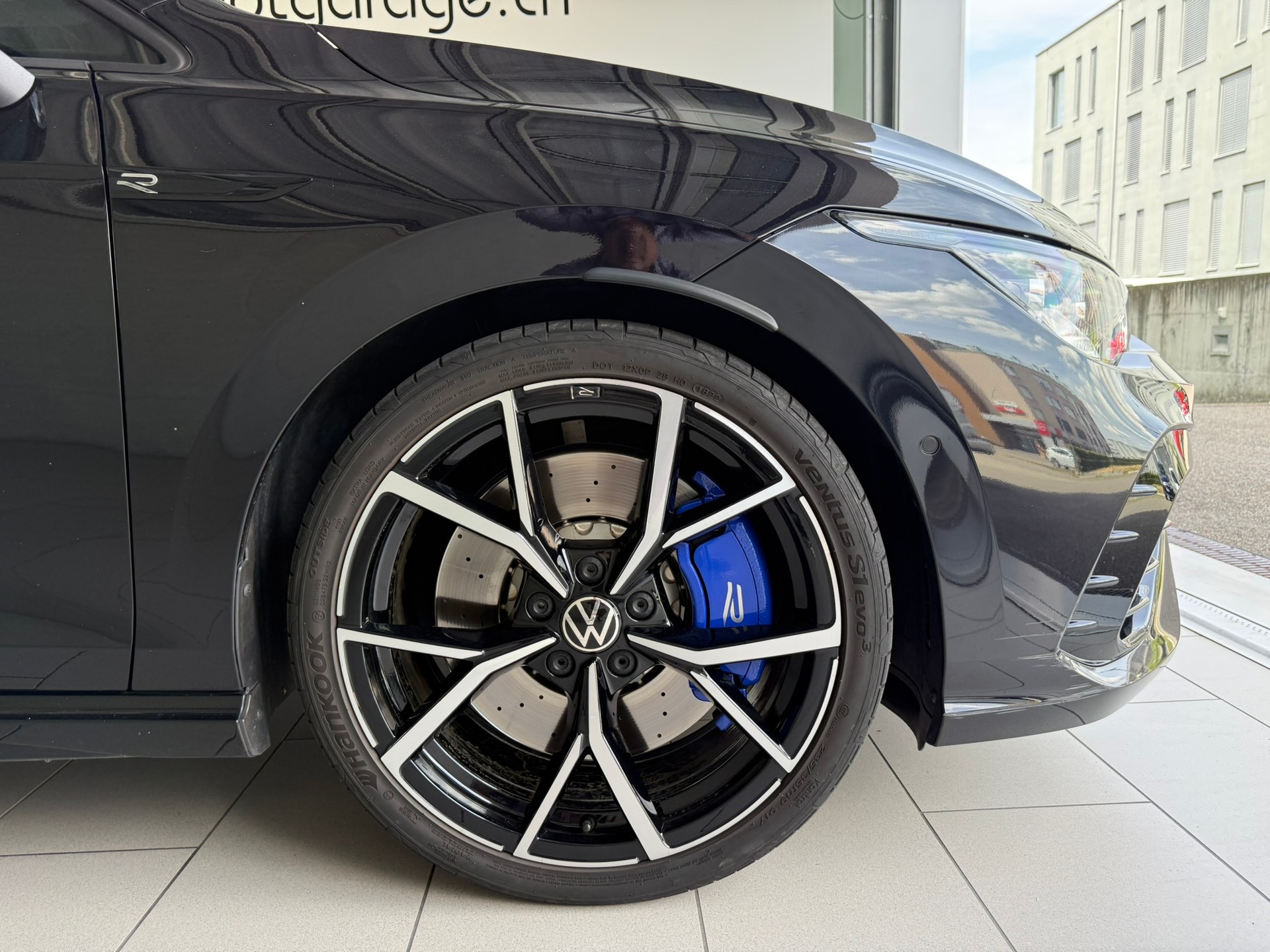 VW Golf Variant 2.0 TSI R DSG 4Motion-image-16