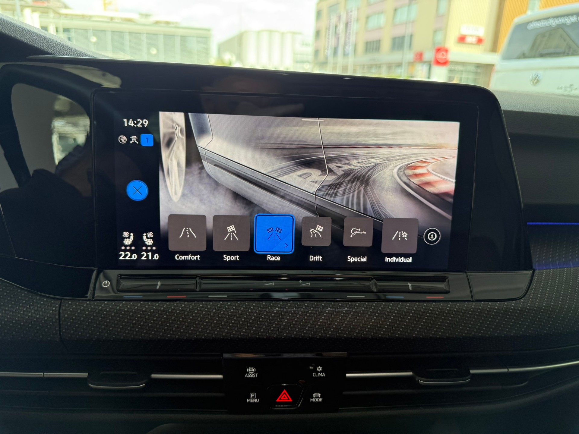 VW Golf Variant 2.0 TSI R DSG 4Motion-image-13