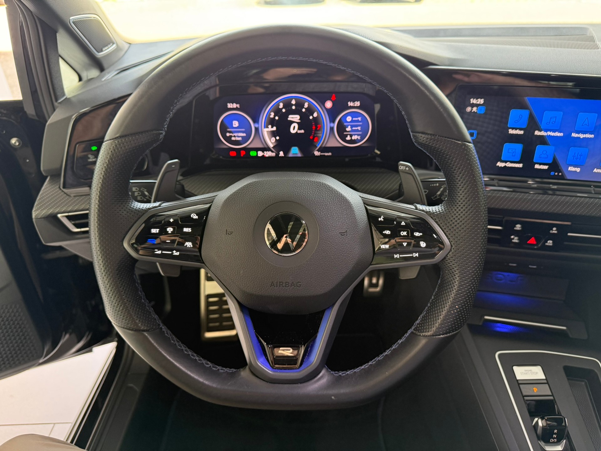 VW Golf Variant 2.0 TSI R DSG 4Motion-image-9