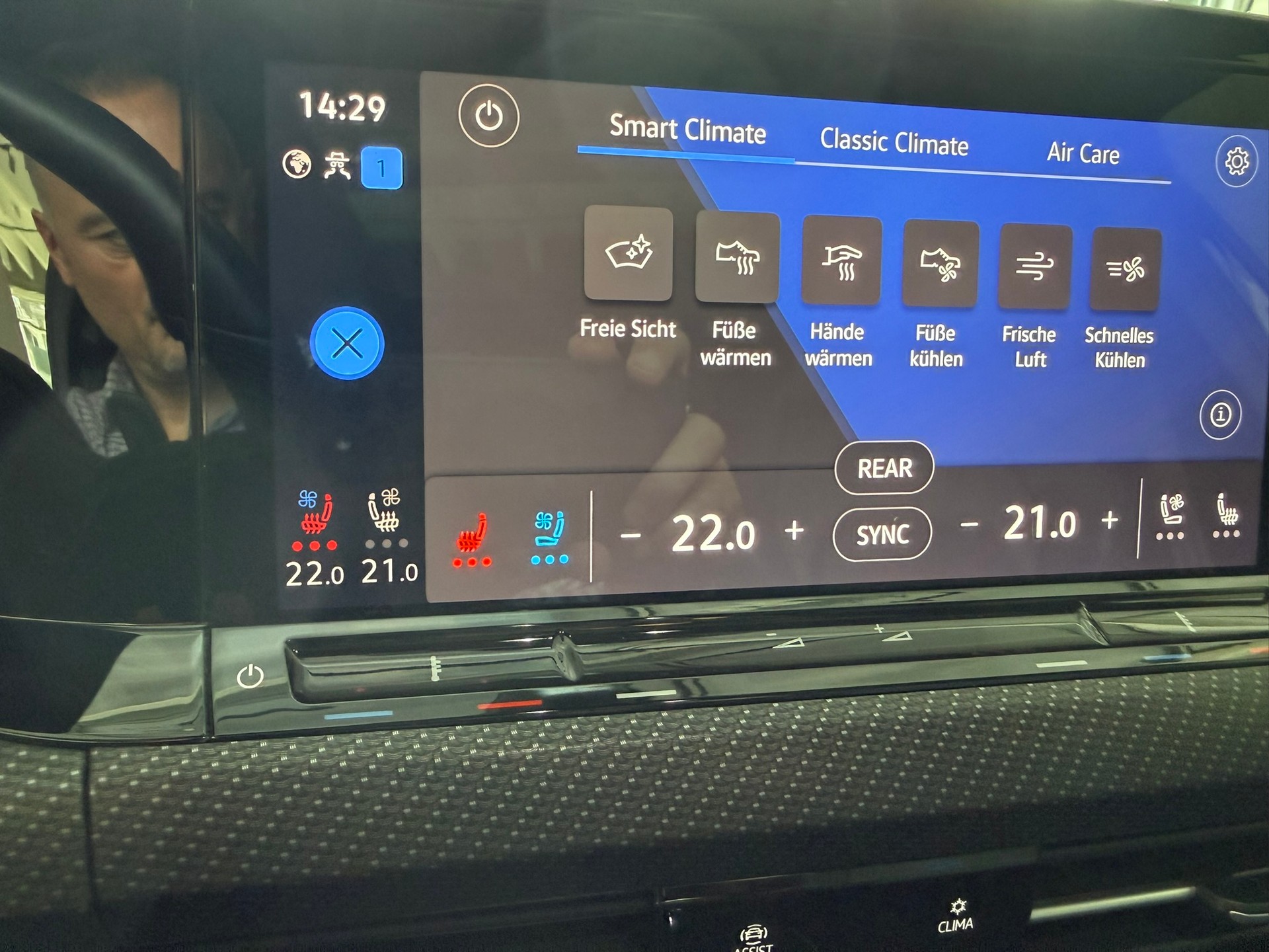 VW Golf Variant 2.0 TSI R DSG 4Motion-image-12