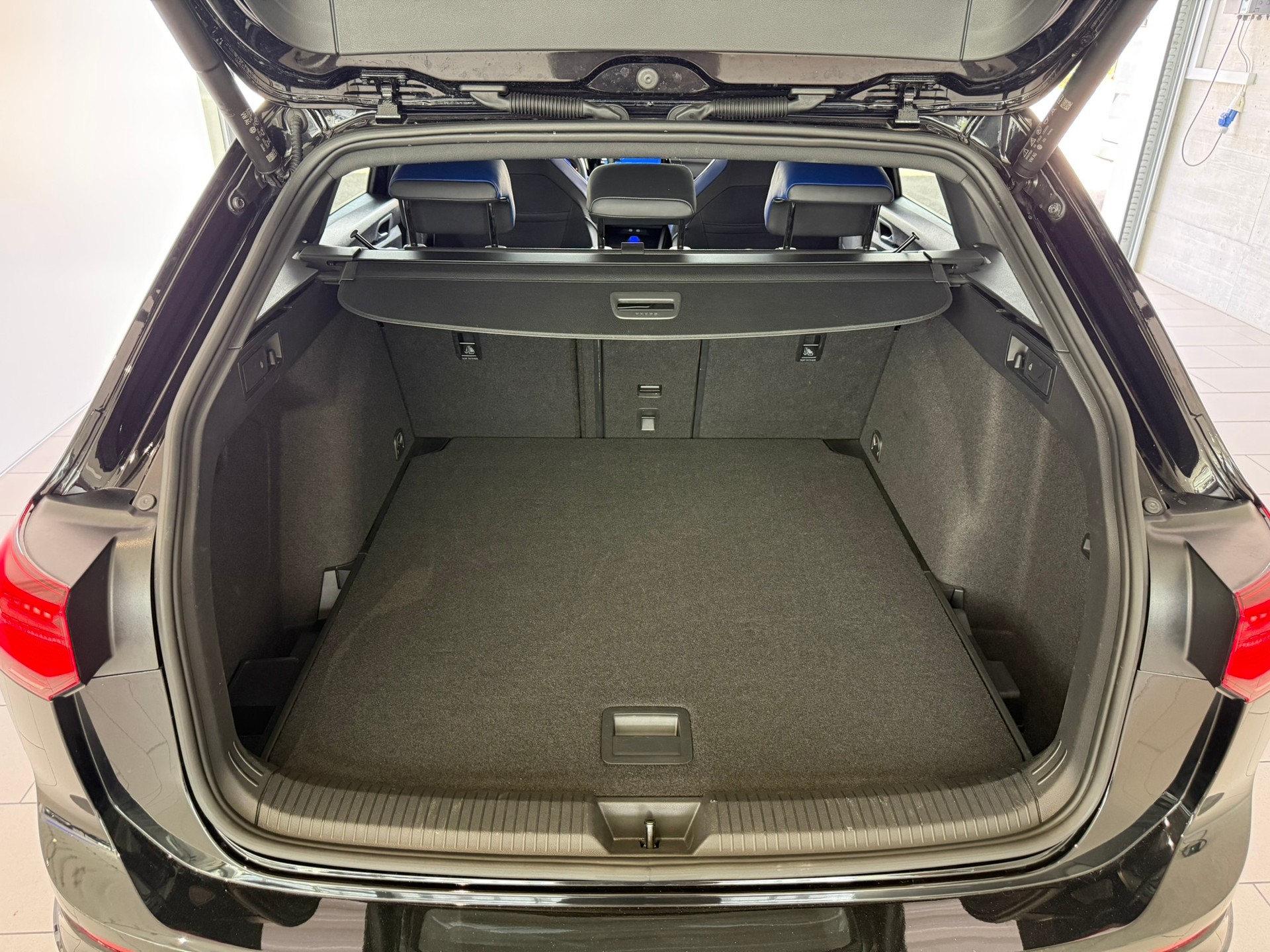 VW Golf Variant 2.0 TSI R DSG 4Motion-image-6