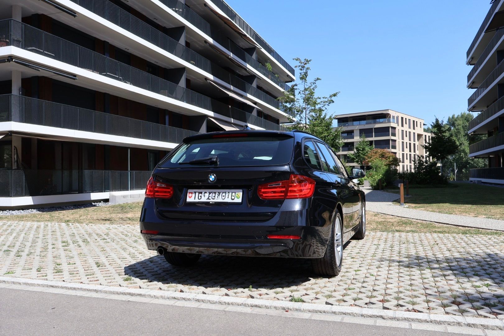 BMW 320 d xDrive Touring Sport Line Steptronic-showroom-element-3