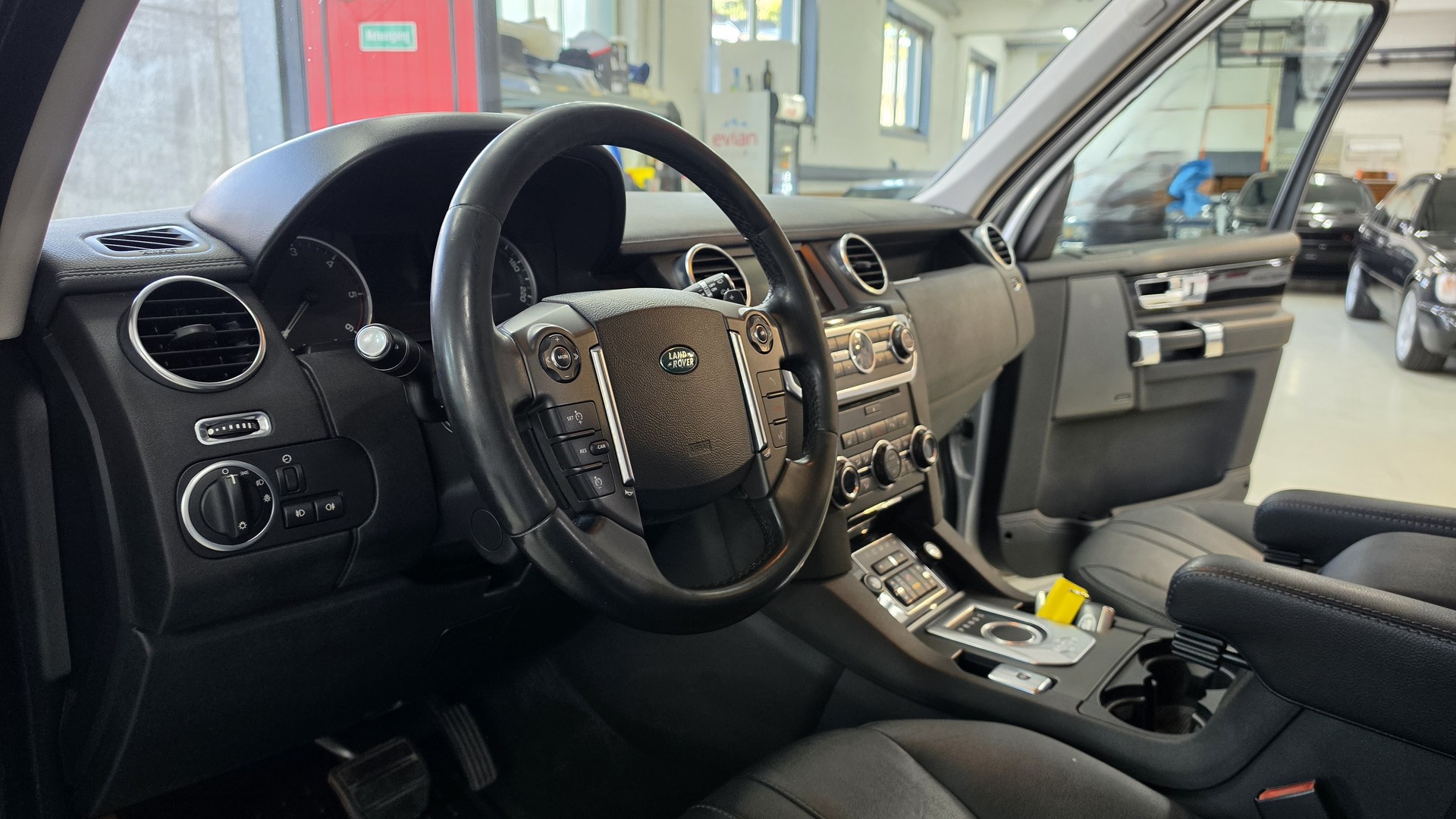 LAND ROVER Discovery 3.0 SDV6 HSE Automatic-image-16