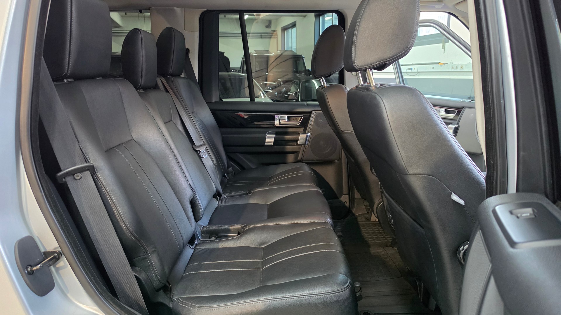 LAND ROVER Discovery 3.0 SDV6 HSE Automatic-image-24