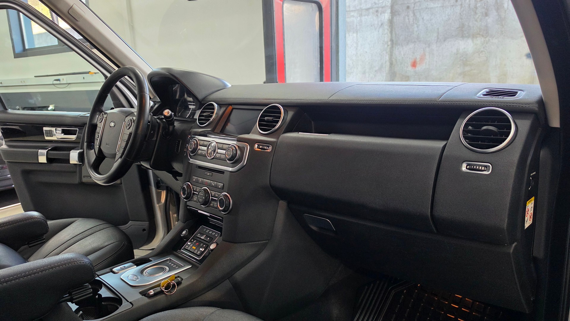 LAND ROVER Discovery 3.0 SDV6 HSE Automatic-image-22