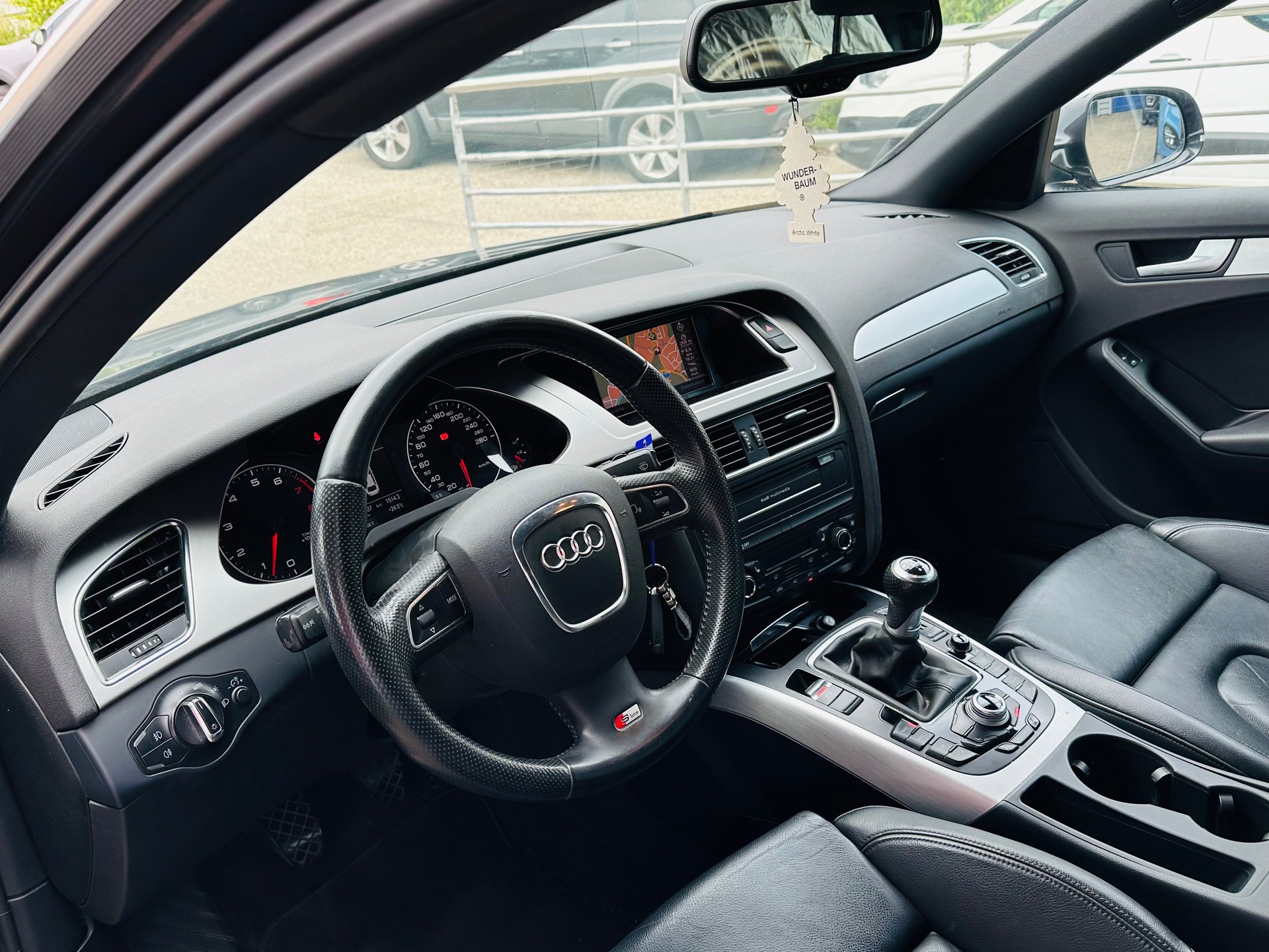 AUDI A4 Avant 2.0 TFSI quattro-image-8