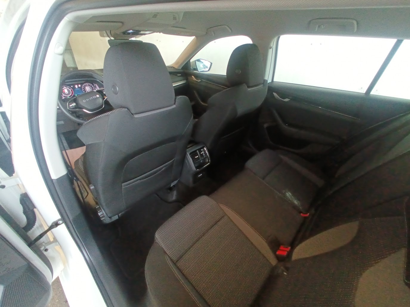 SKODA Octavia Combi 1.5 TSI mHEV DSG Selection-image-8