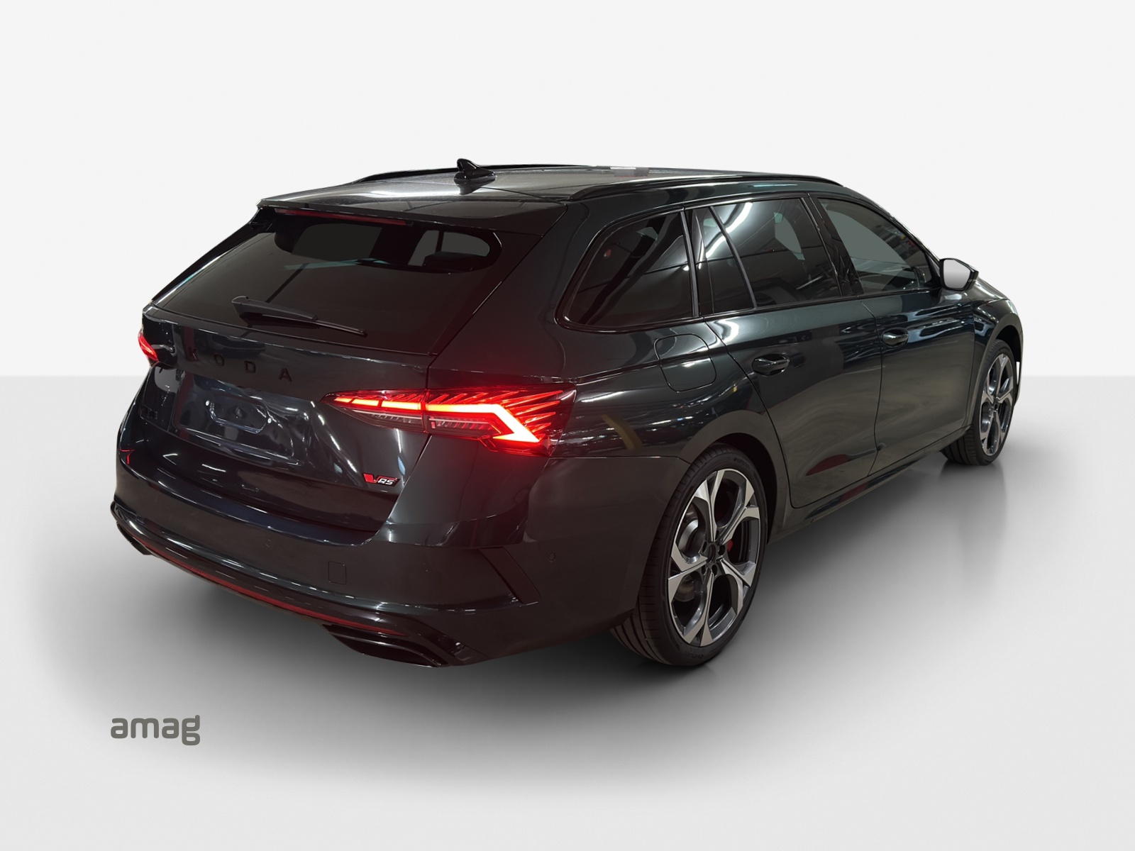 SKODA Octavia Combi 2.0 TSI DSG RS 30 Years Edition-image-4