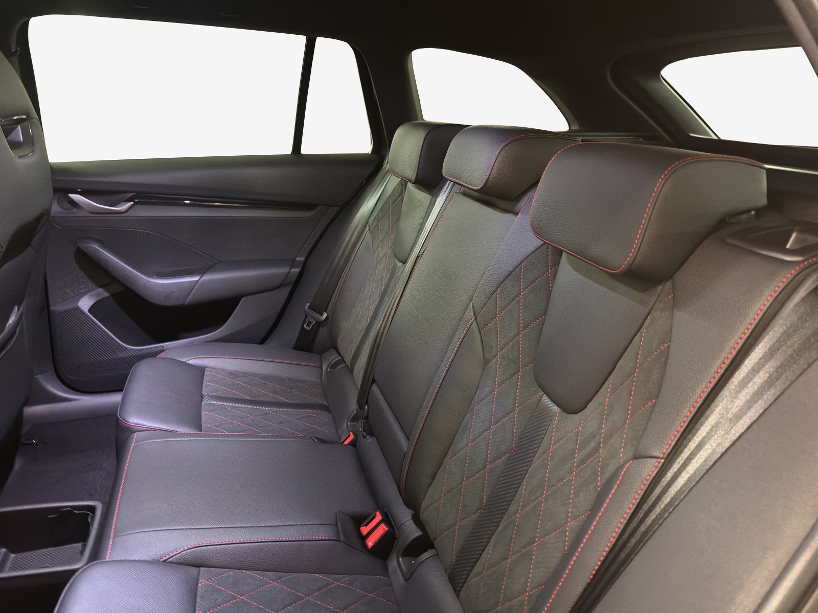 SKODA Octavia Combi 2.0 TSI DSG RS 30 Years Edition-image-11