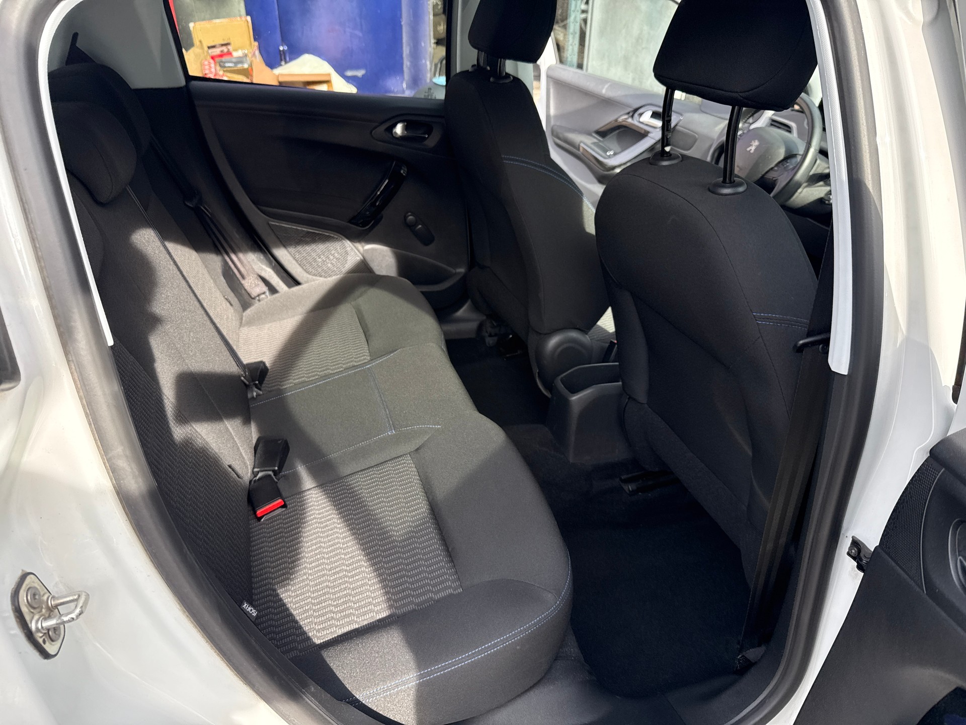 PEUGEOT 208 1.2 PureTech Style-image-24