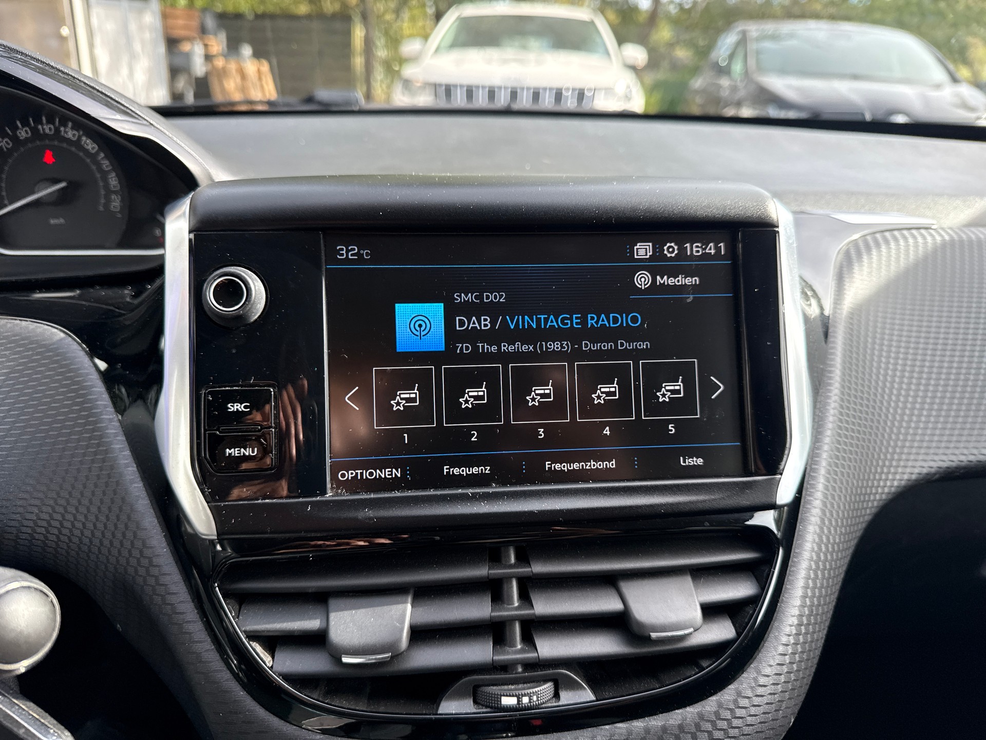 PEUGEOT 208 1.2 PureTech Style-image-18