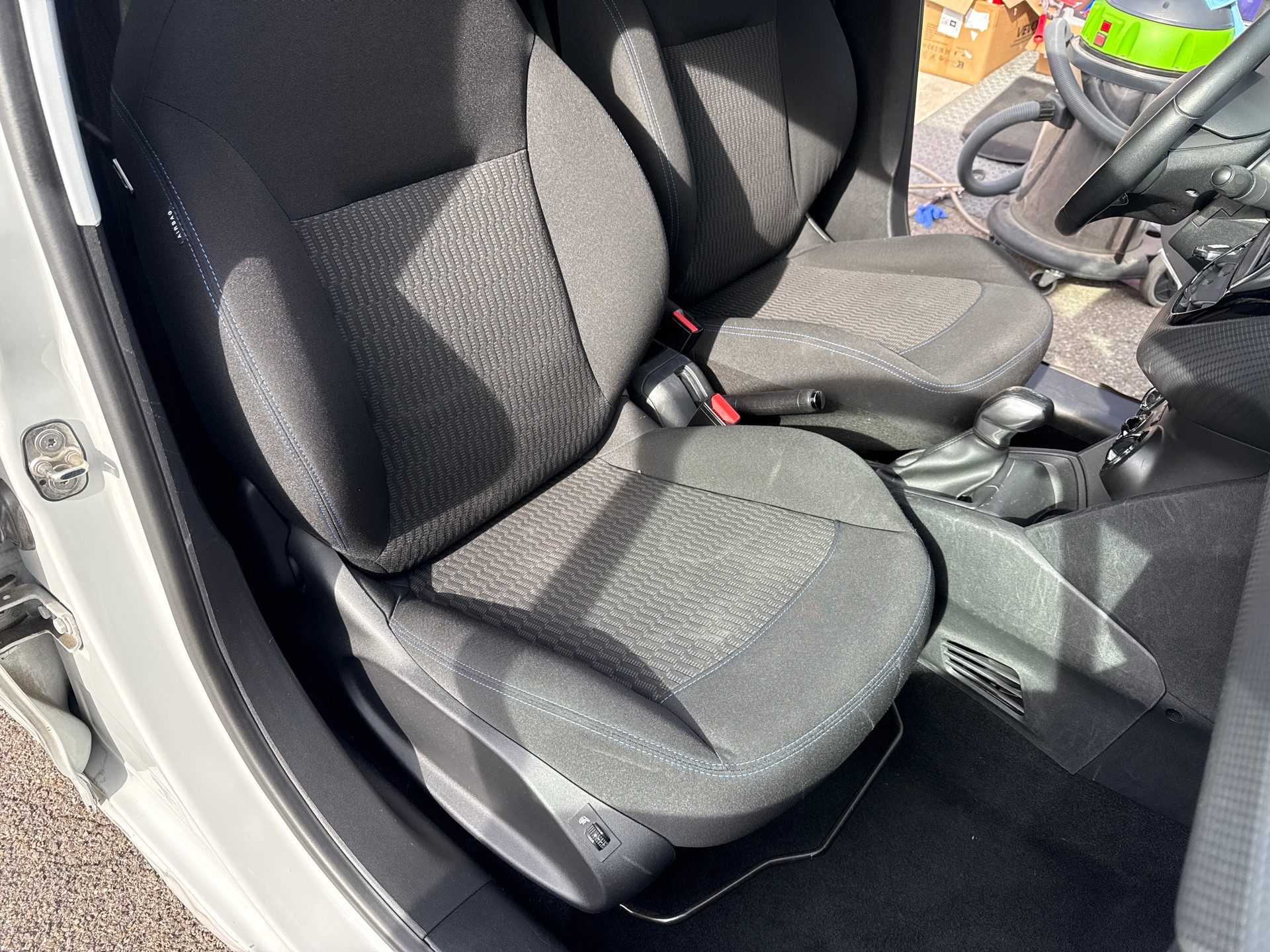 PEUGEOT 208 1.2 PureTech Style-image-22