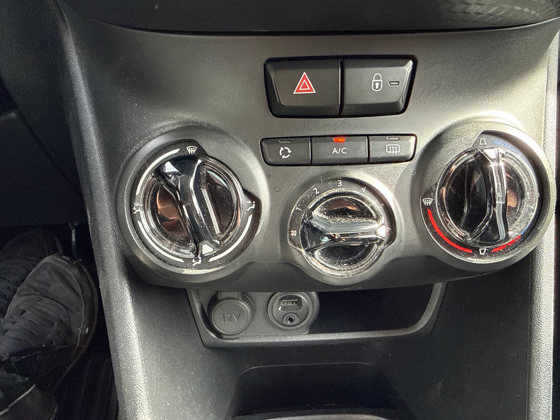 PEUGEOT 208 1.2 PureTech Style-image-19