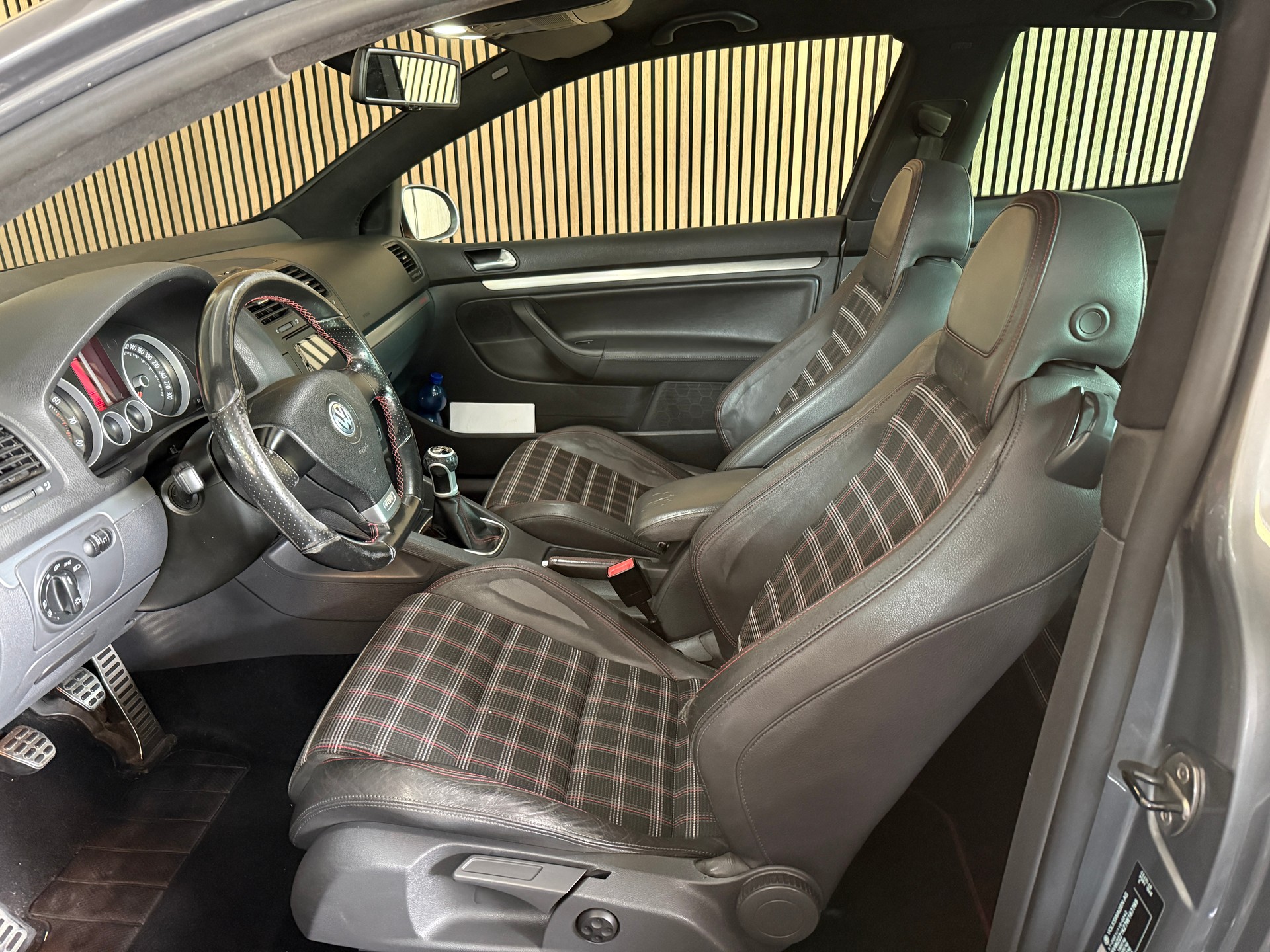 VW Golf 2.0 TFSI GTI Edition 30-showroom-element-3