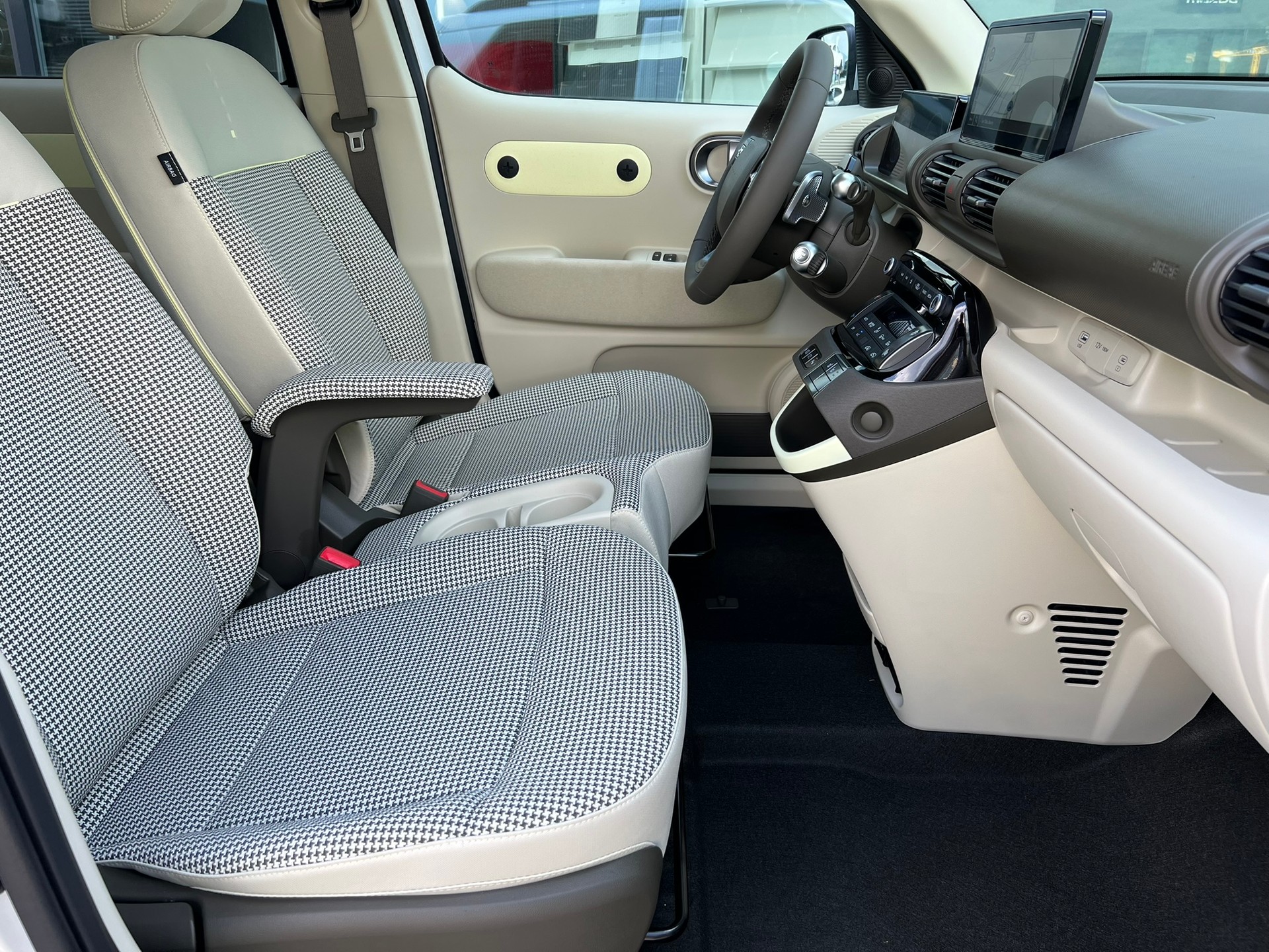 HYUNDAI Inster 49kWh Amplia-image-25