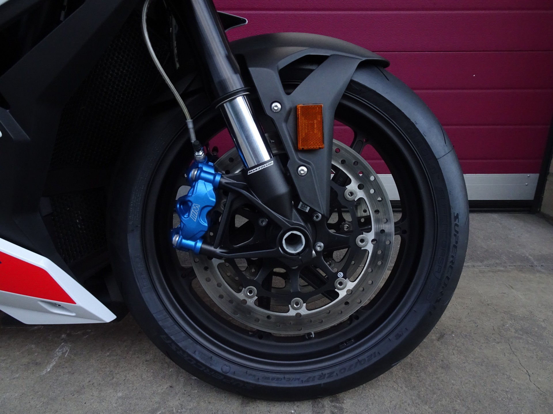 BMW M 1000 R-image-1