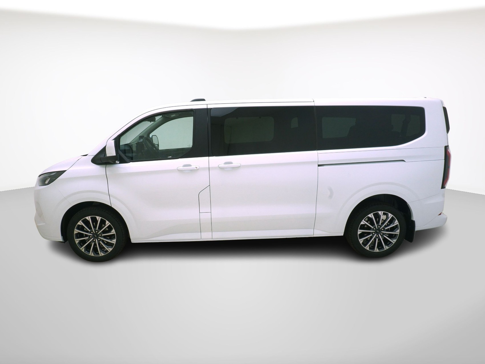 FORD Tourneo Custom L2 2.5 Plug-in-Hybrid Titanium X-showroom-element-1