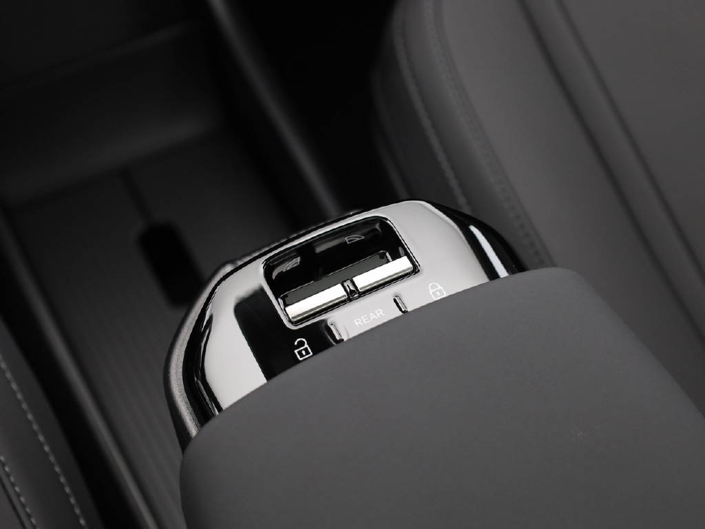 VOLVO EX 30 P8 Ultra Black Edition AWD-image-7