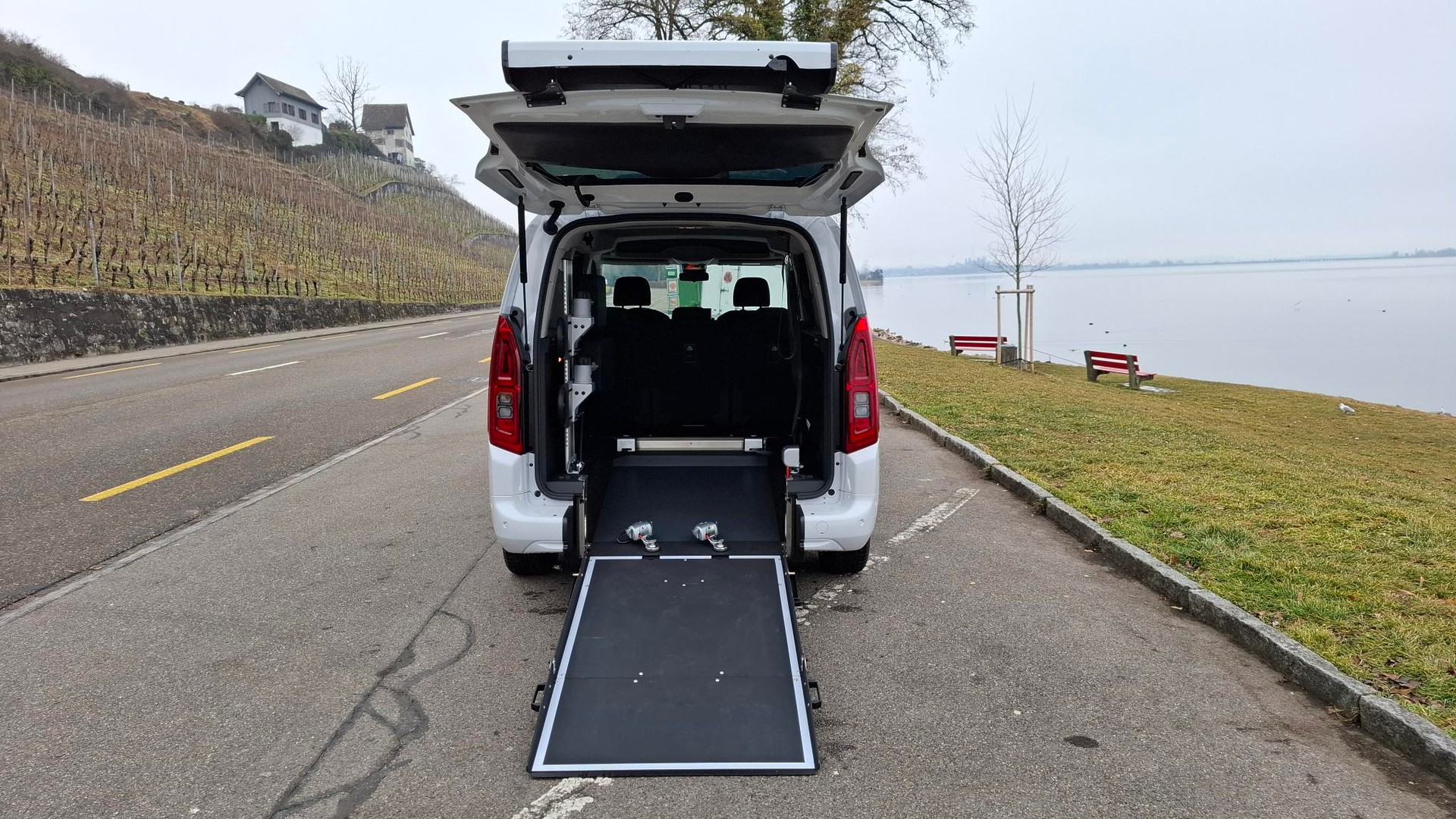 OPEL Combo-e XL GS - inkl. Umbau für Rollstuhltransport