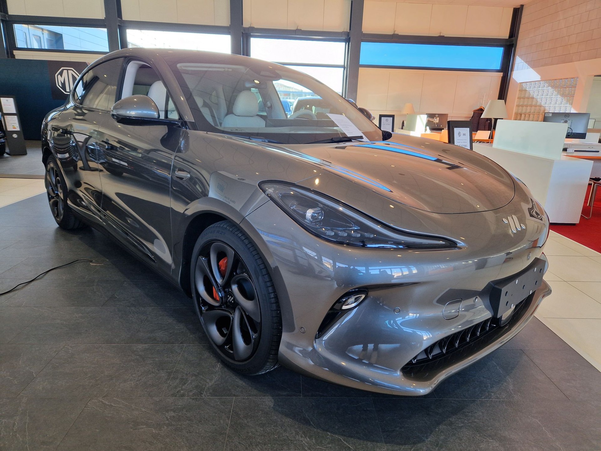 MG IM6 EV 100kWh Performance 21"-showroom-element-1