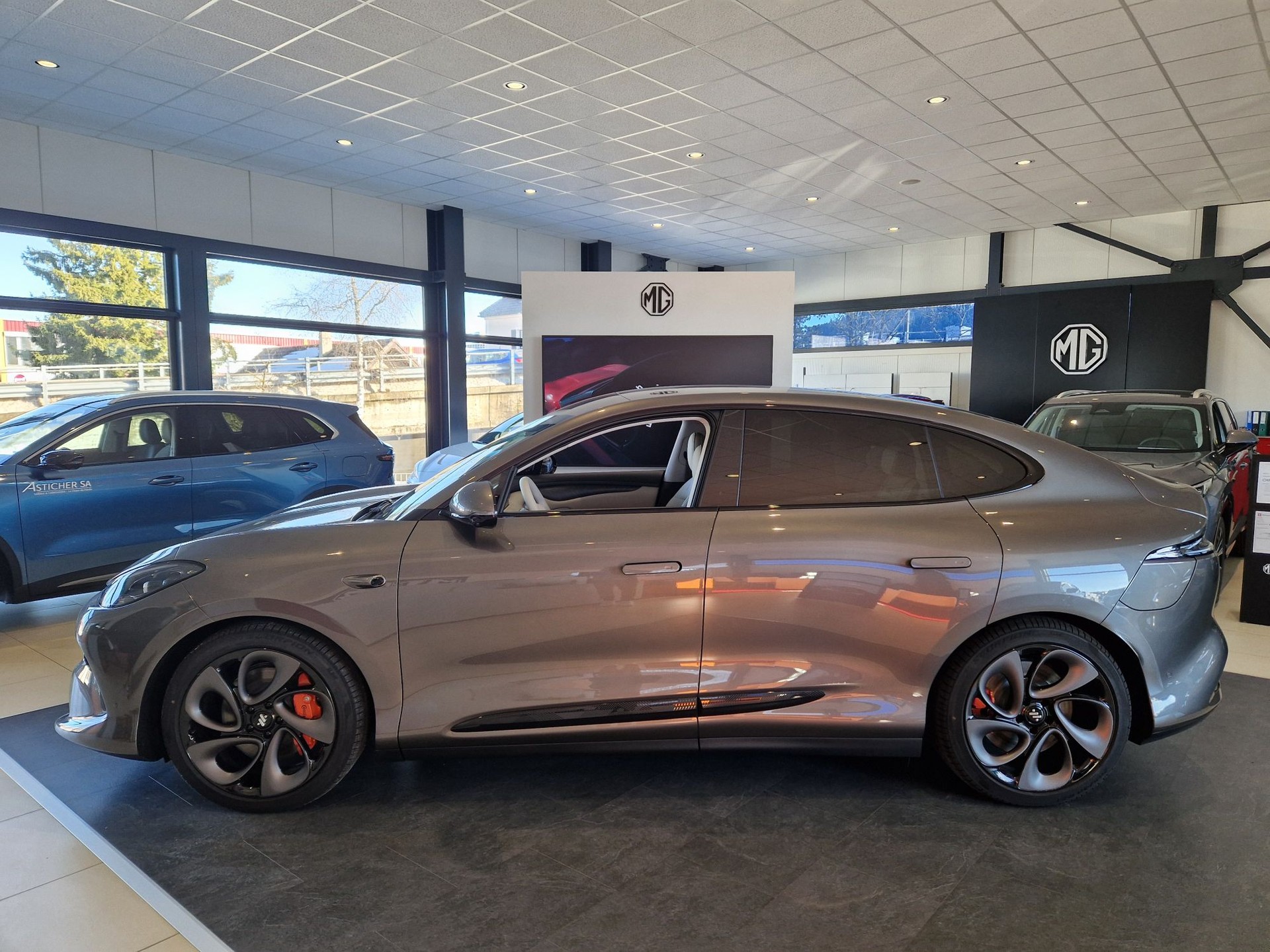 MG IM6 EV 100kWh Performance 21"-showroom-element-3