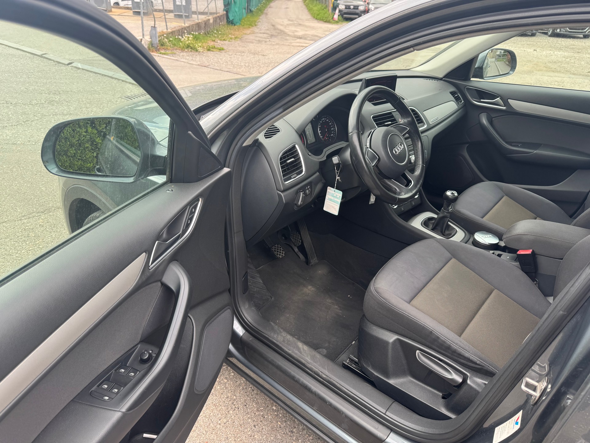 AUDI Q3 2.0 TDI quattro-image-6