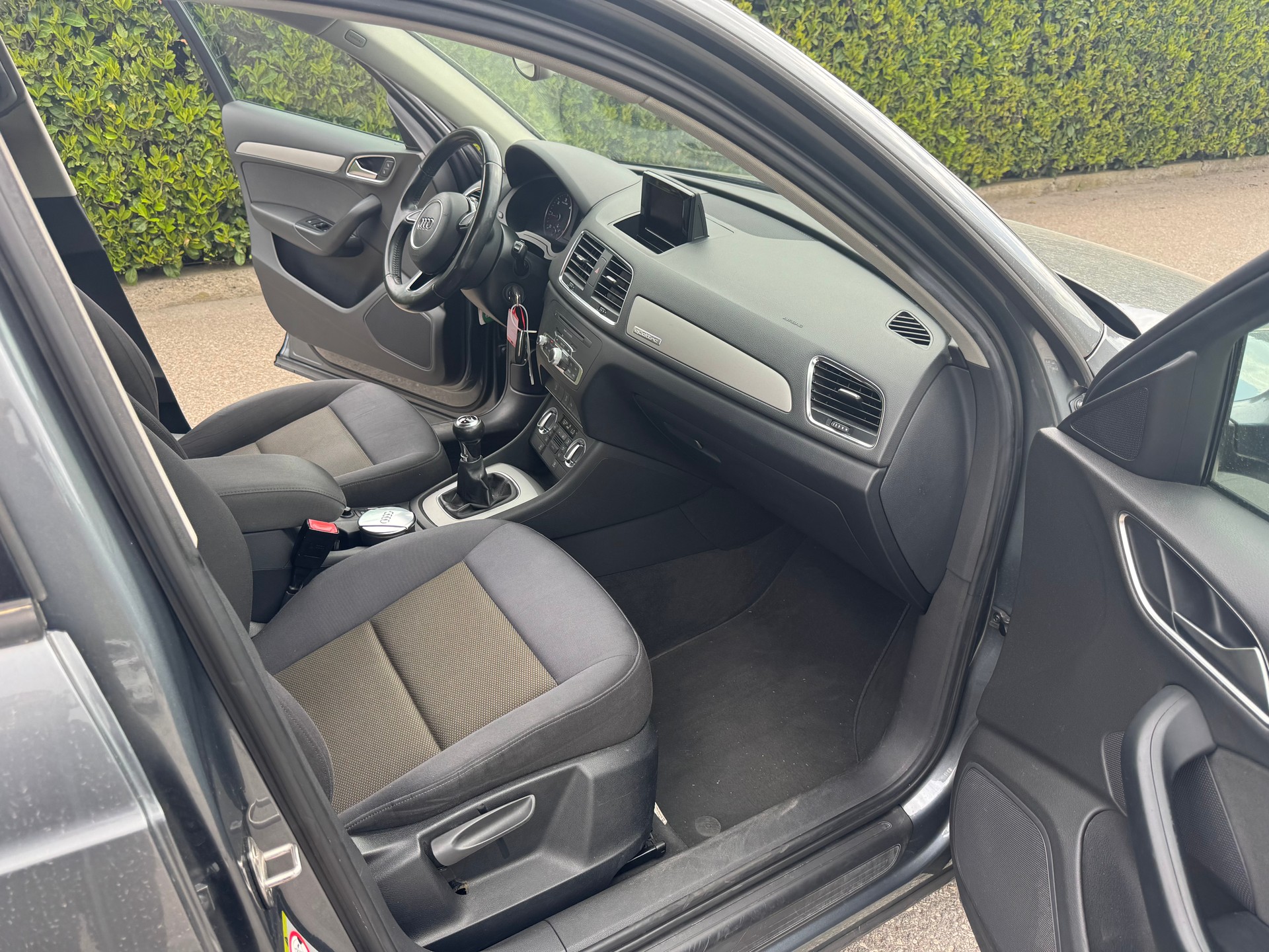 AUDI Q3 2.0 TDI quattro-image-9