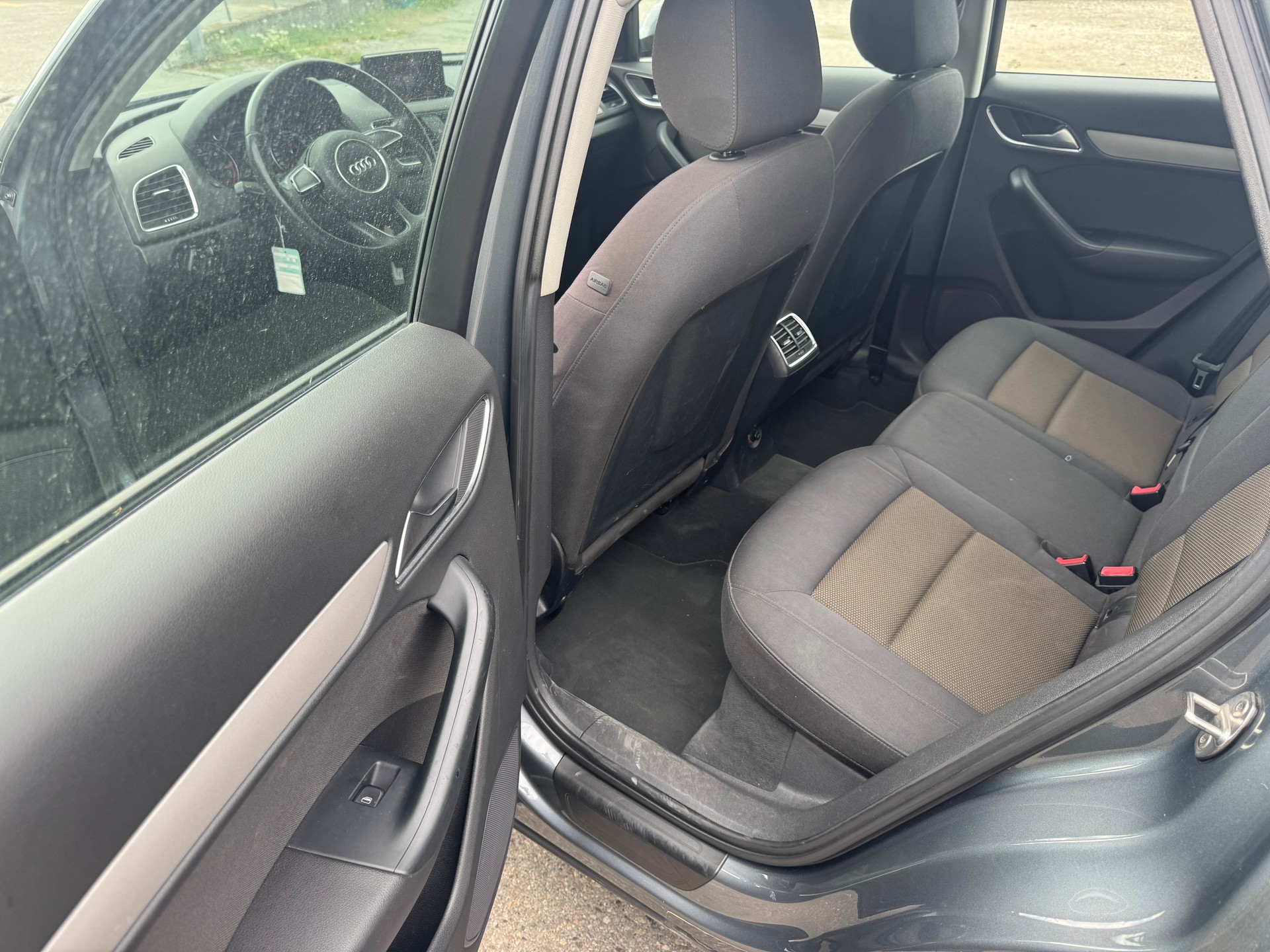 AUDI Q3 2.0 TDI quattro-image-8