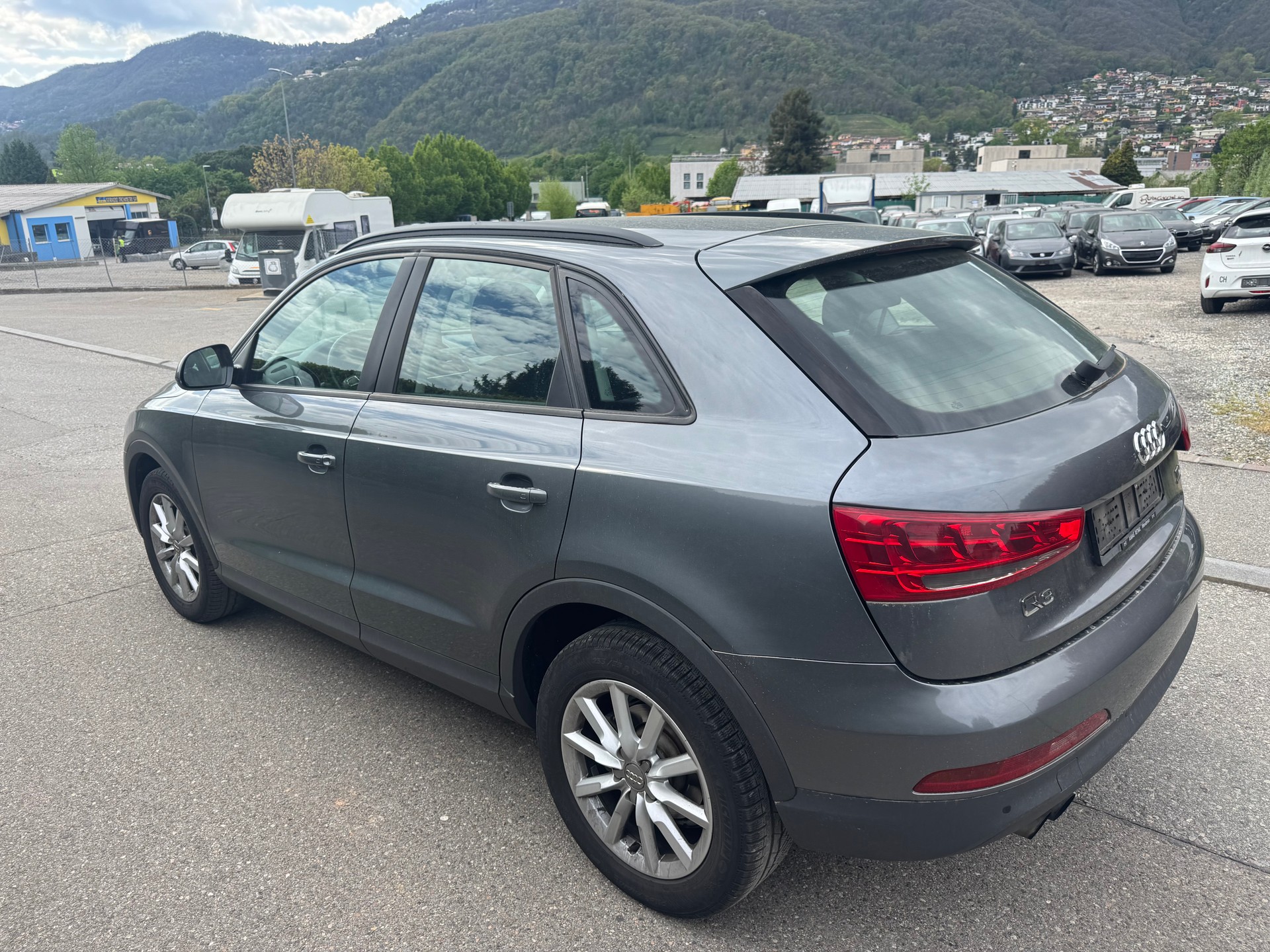AUDI Q3 2.0 TDI quattro-image-5